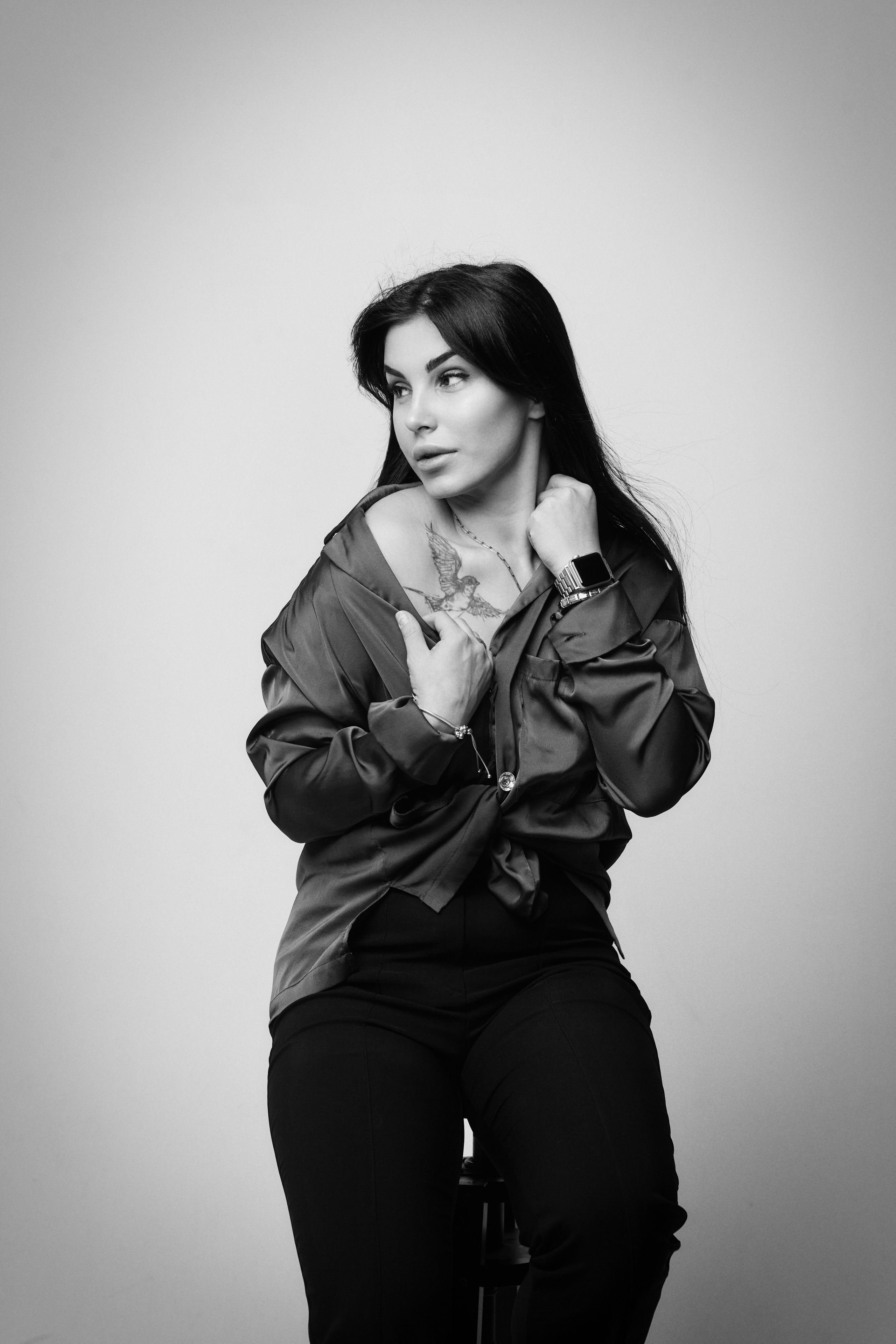 Карина - модель с отличным стилем в платье на светлом фоне в студии.