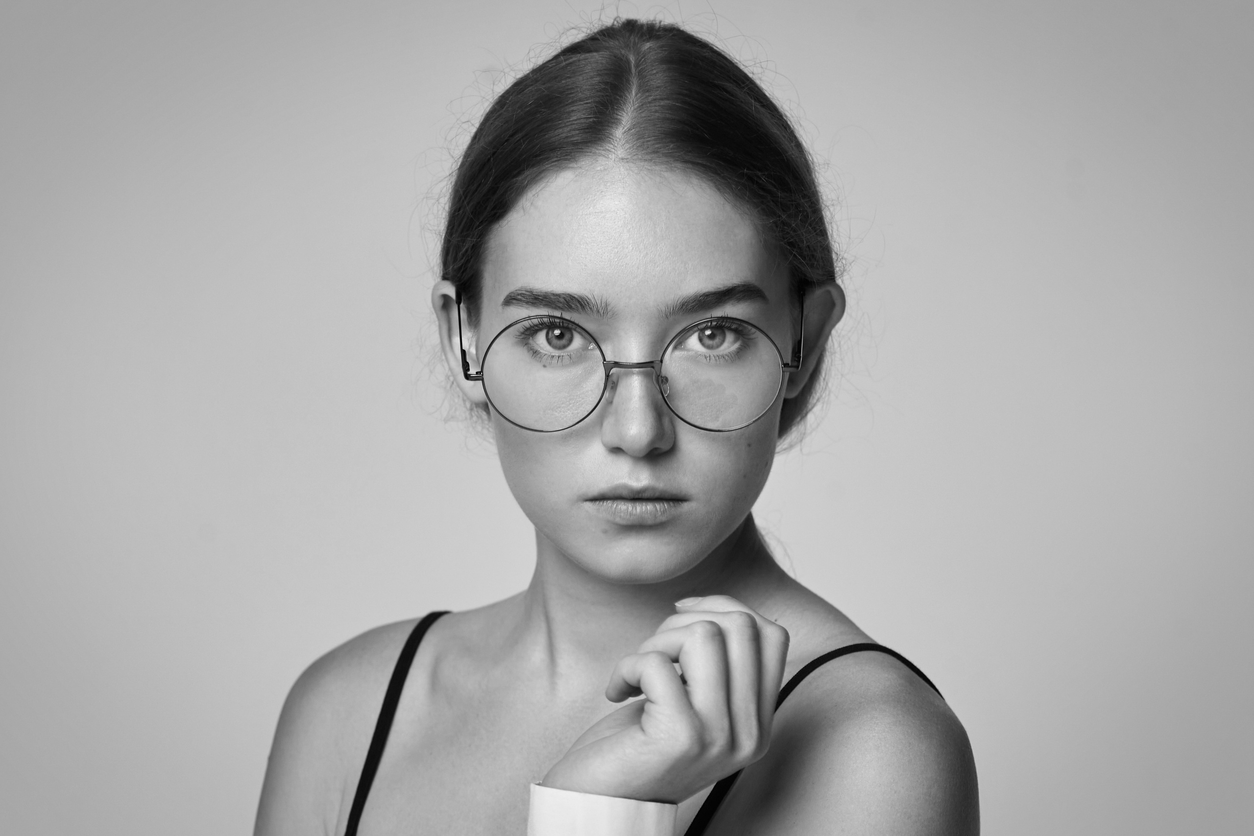 Снимки Алисы в студии на светлом фоне в блестящем платье и высоких каблуках.