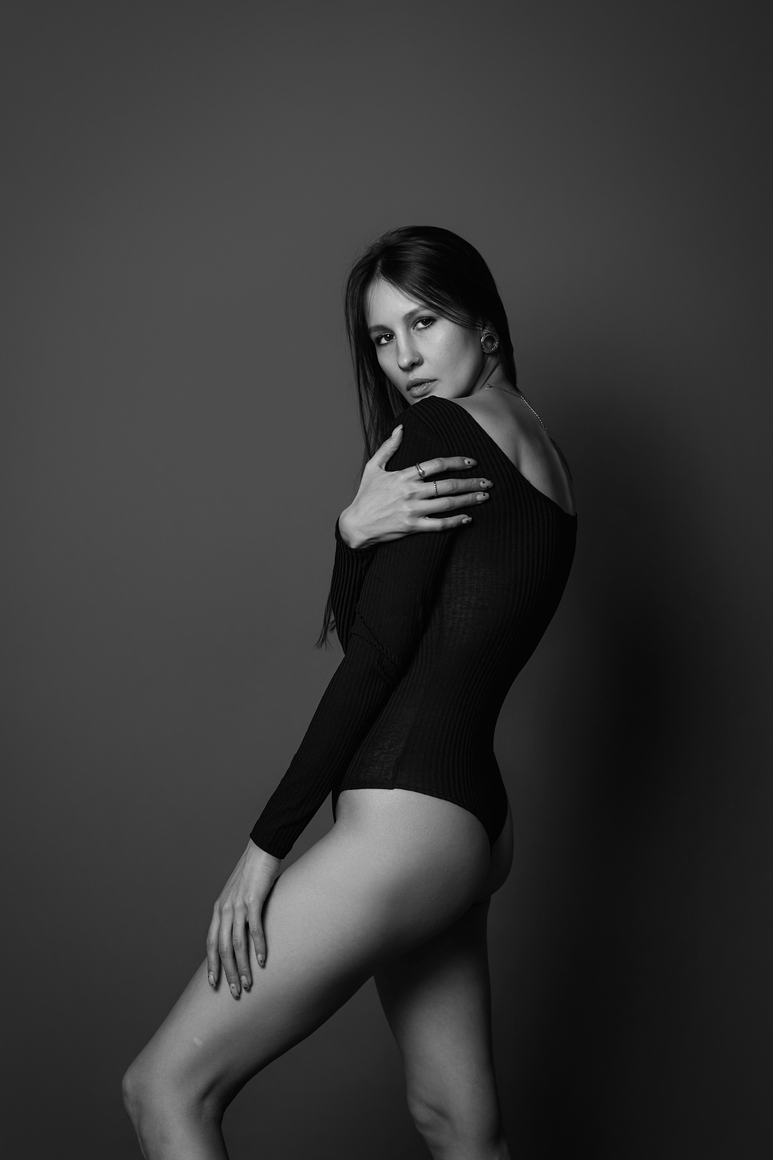 Темноволосая красавица на циклораме в студии.