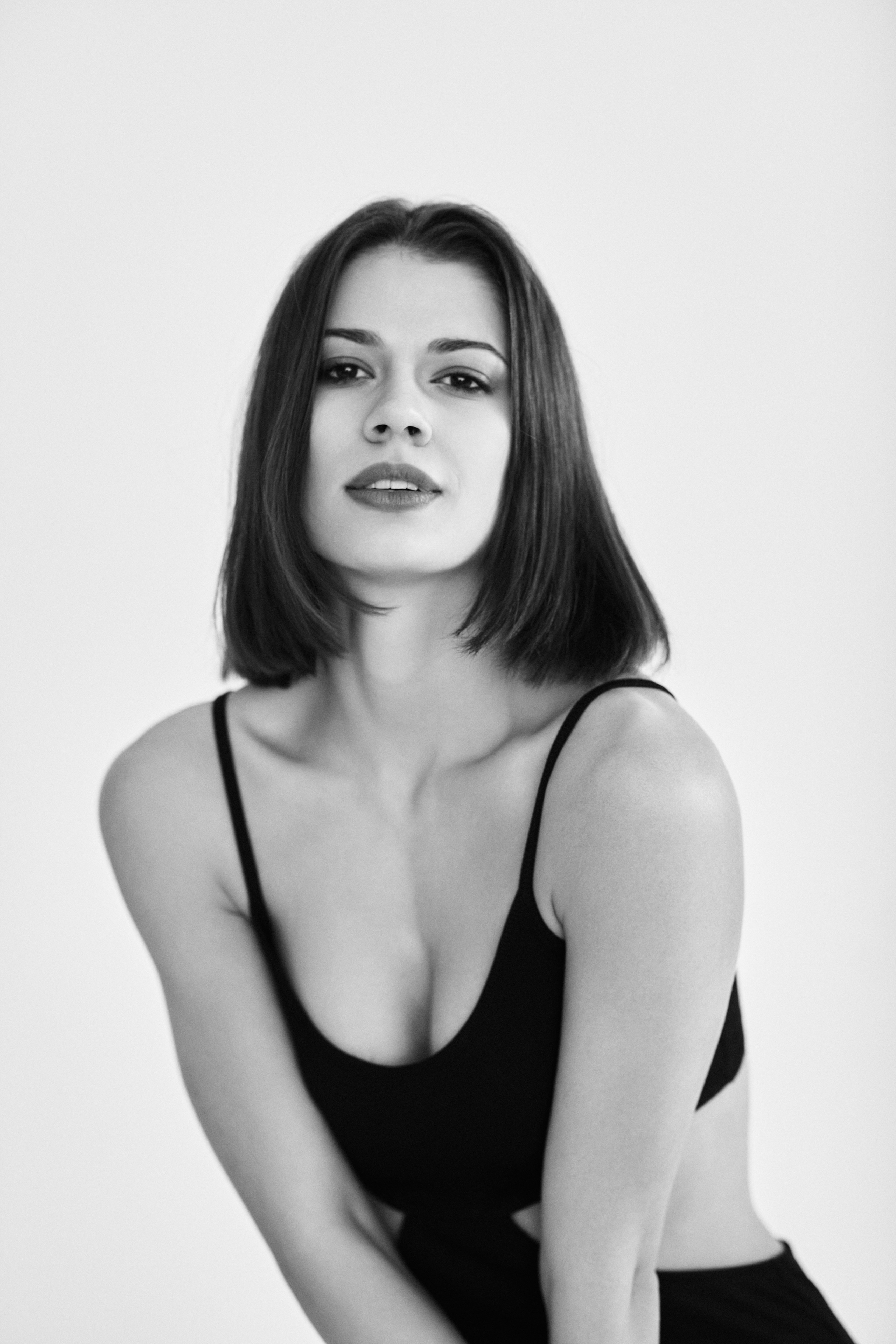 Темноволосая Софья Мисс Тула — 2020 на светлом фоне в рубашке или в ярком наряде.