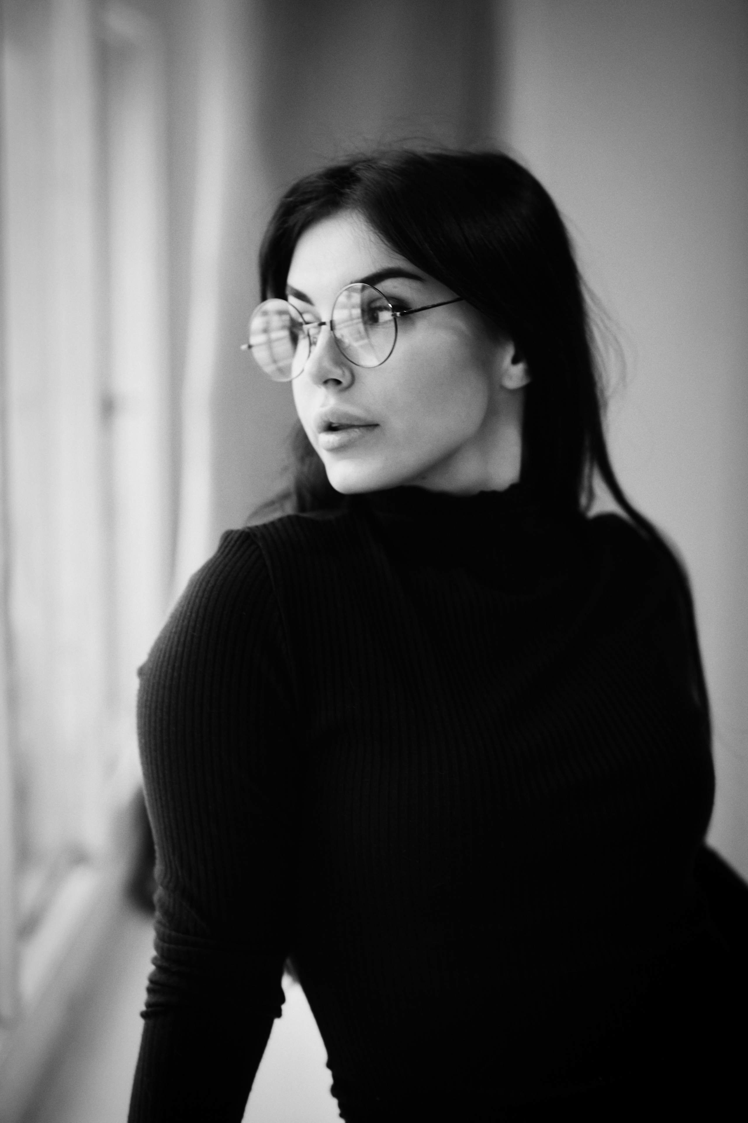 Карина в костюме на светлом фоне: элегантность и сила, сочетающиеся в одном образе