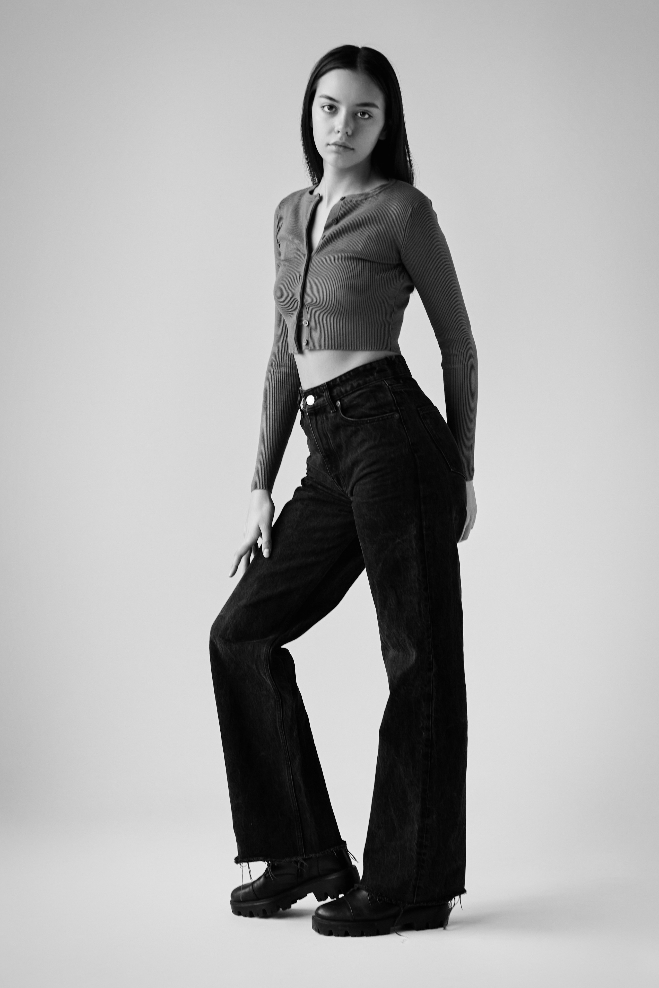 Модель Амина в светлом платье или топике на светлом фоне в студии.