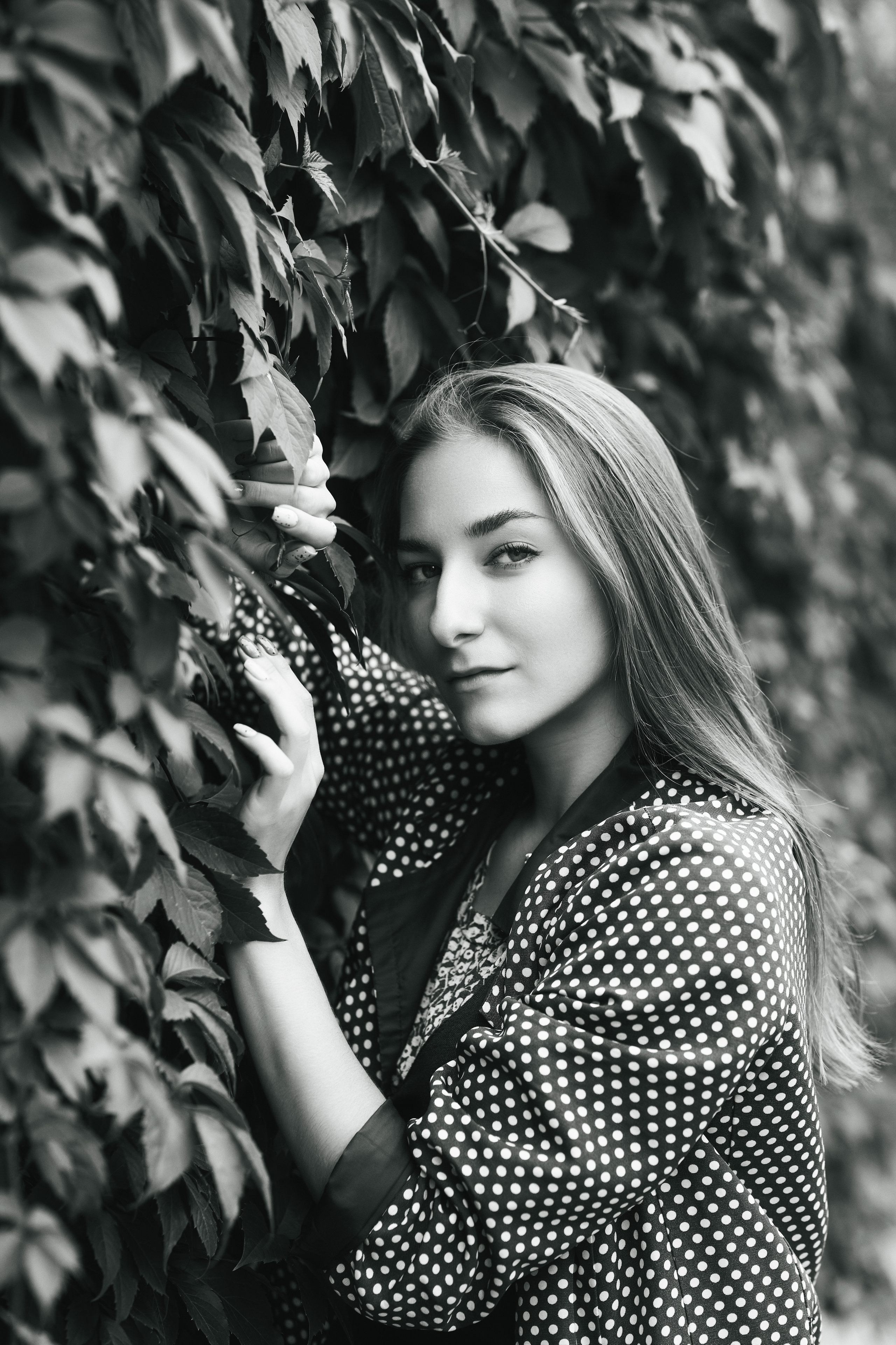 Любовь - темноволосая модель, выходит на улицу в городе в притягательном платье, привлекая внимание всех прохожих.