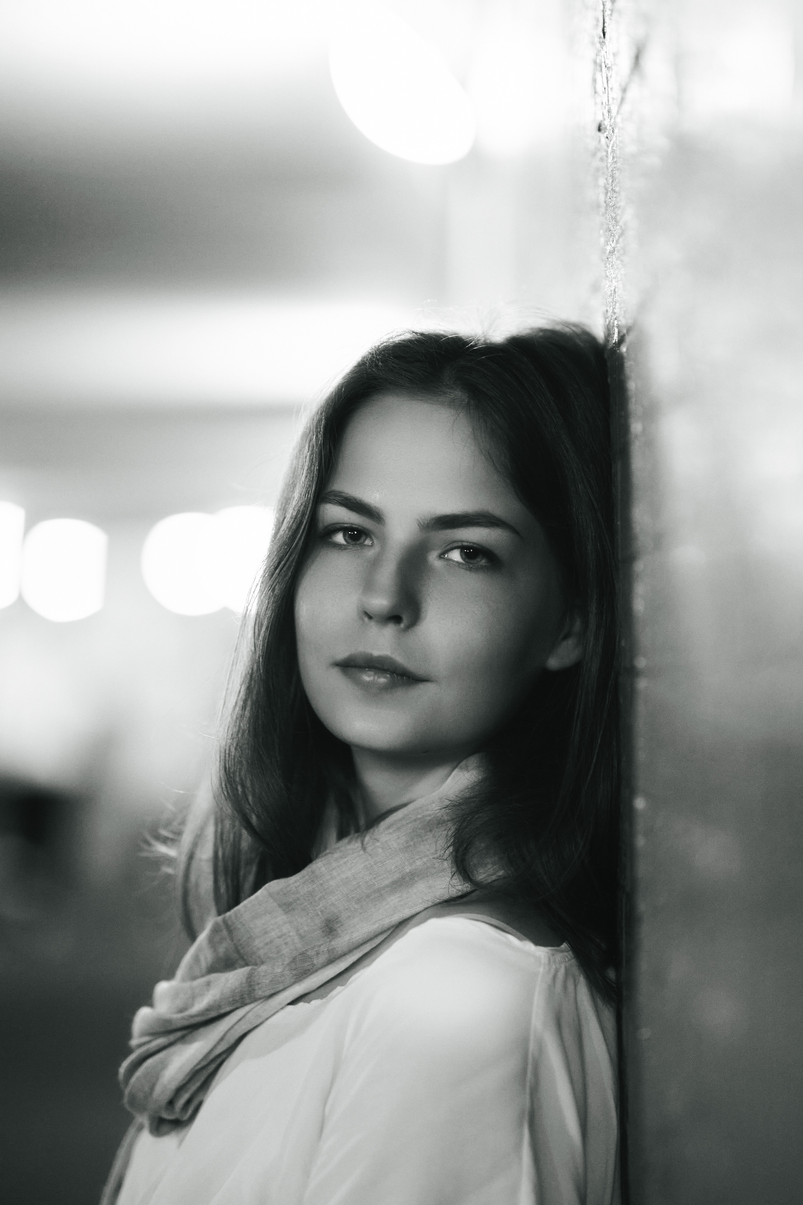 Темноволосая красавица Дарья в широких брюках на фоне московской улицы