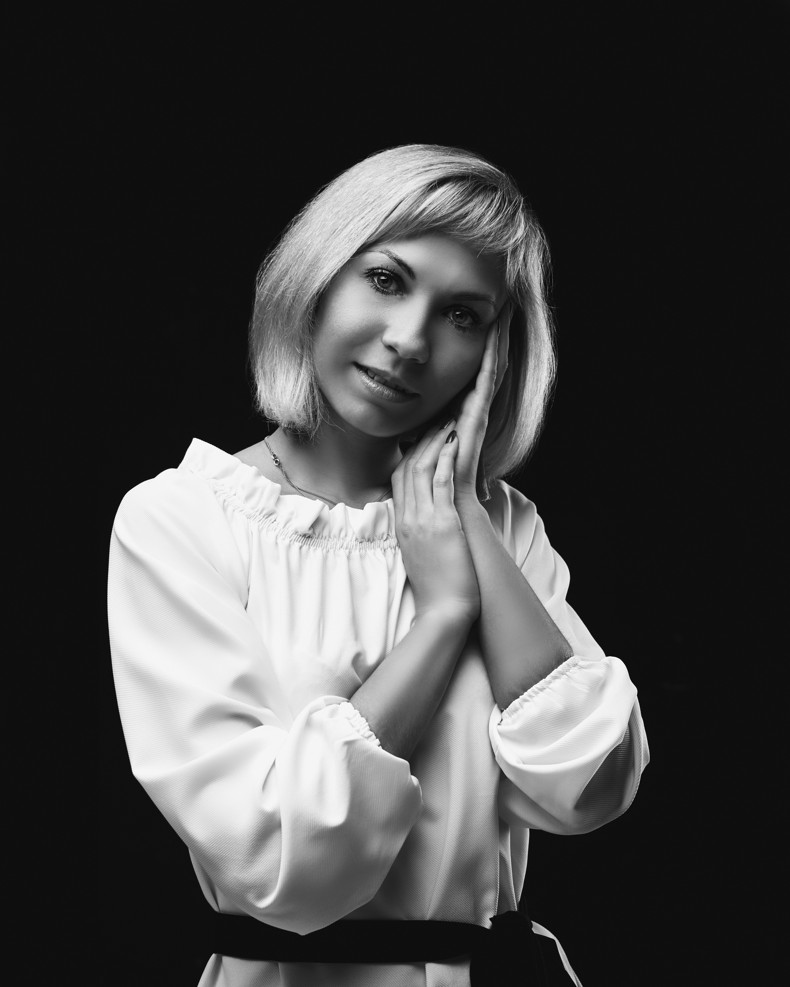 Светловолосая Анастасия в платье на фоне студии