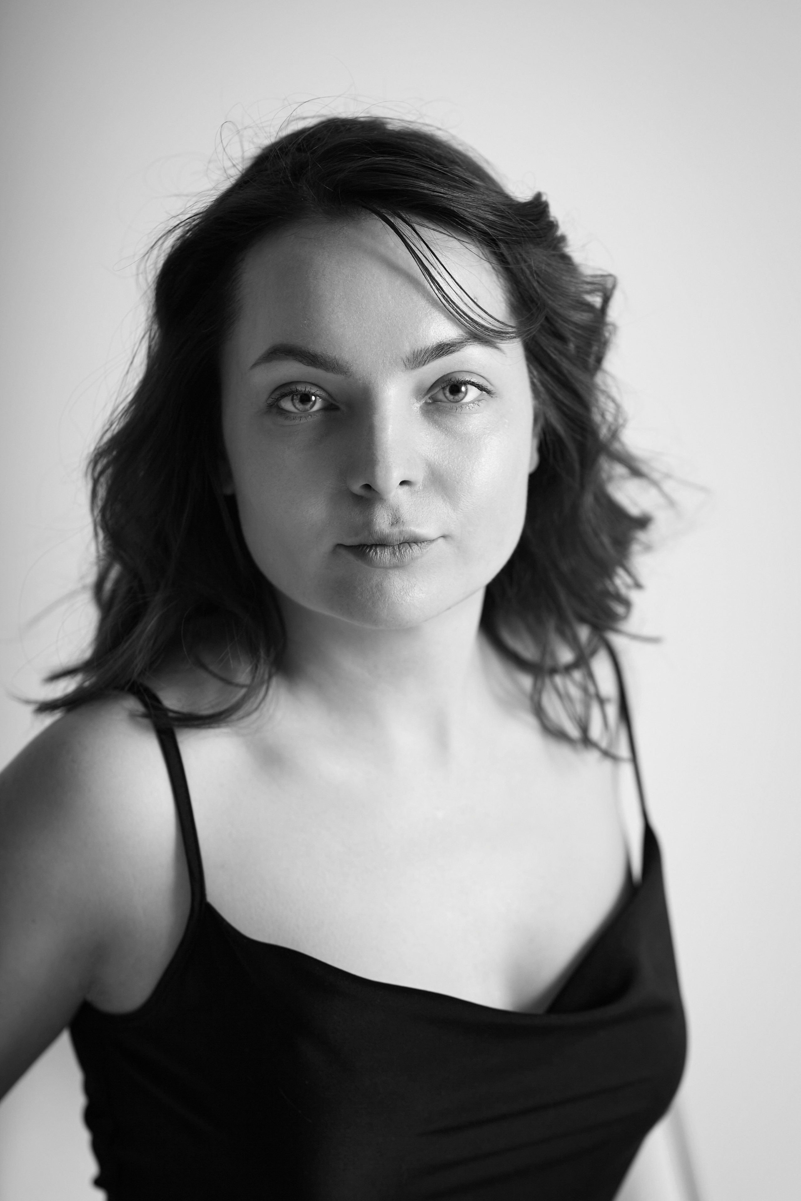 Темноволосая красавица Татьяна в студии на светлом фоне в разных нарядах.