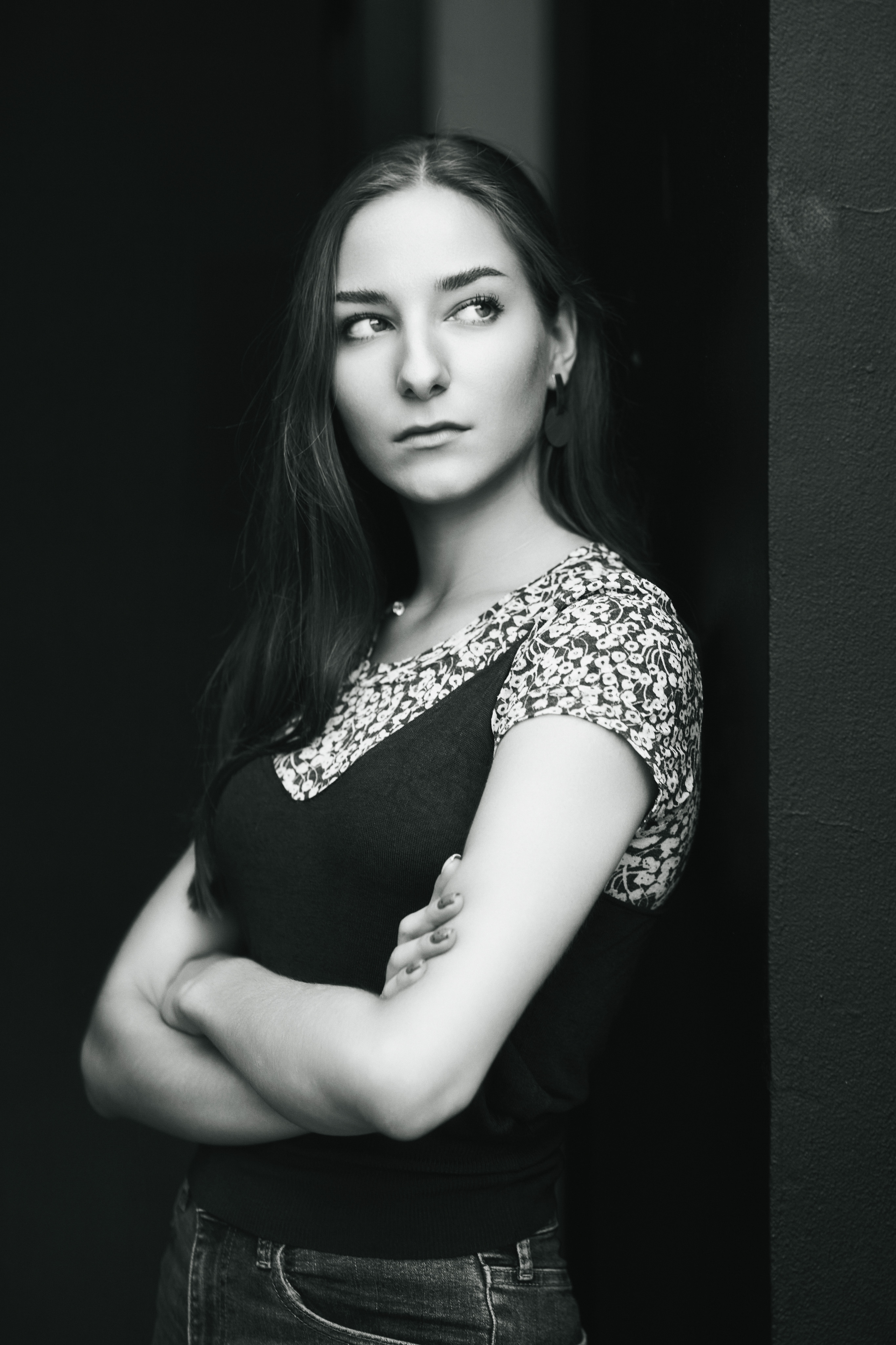 Любовь, модель с темными волосами, прогуливается по улице в городе в привлекательном платье, которое подчеркивает ее красоту.