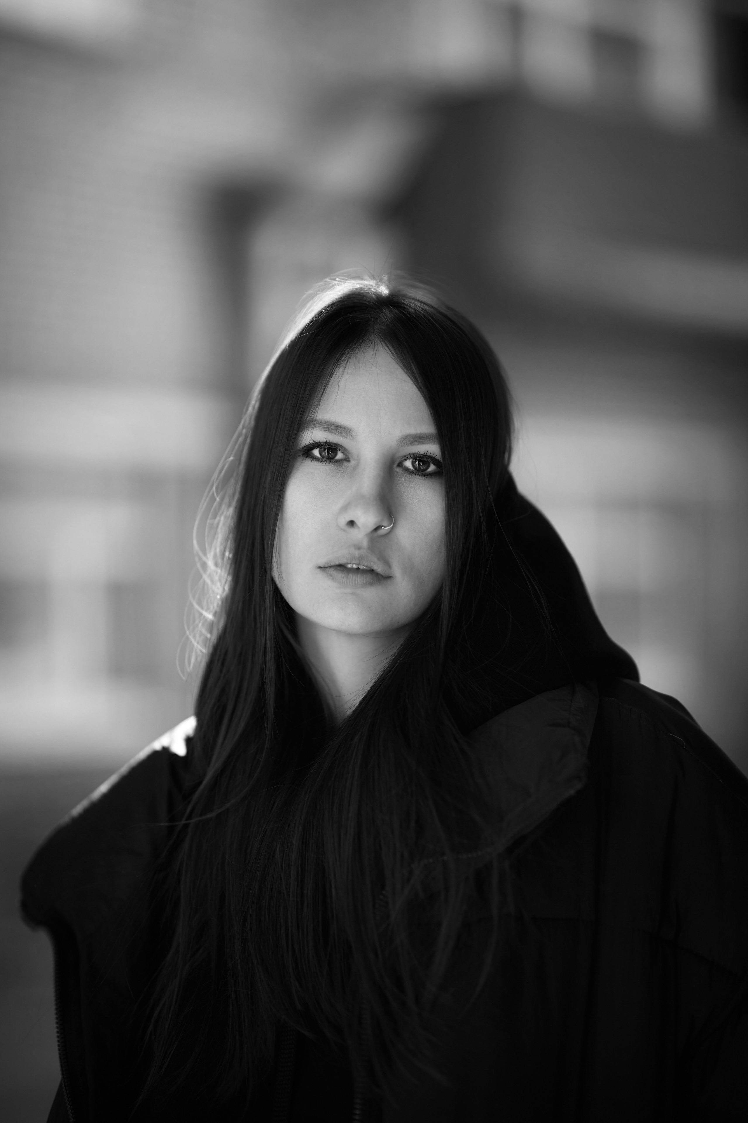 Девушка с темными волосами в студии на светлом фоне