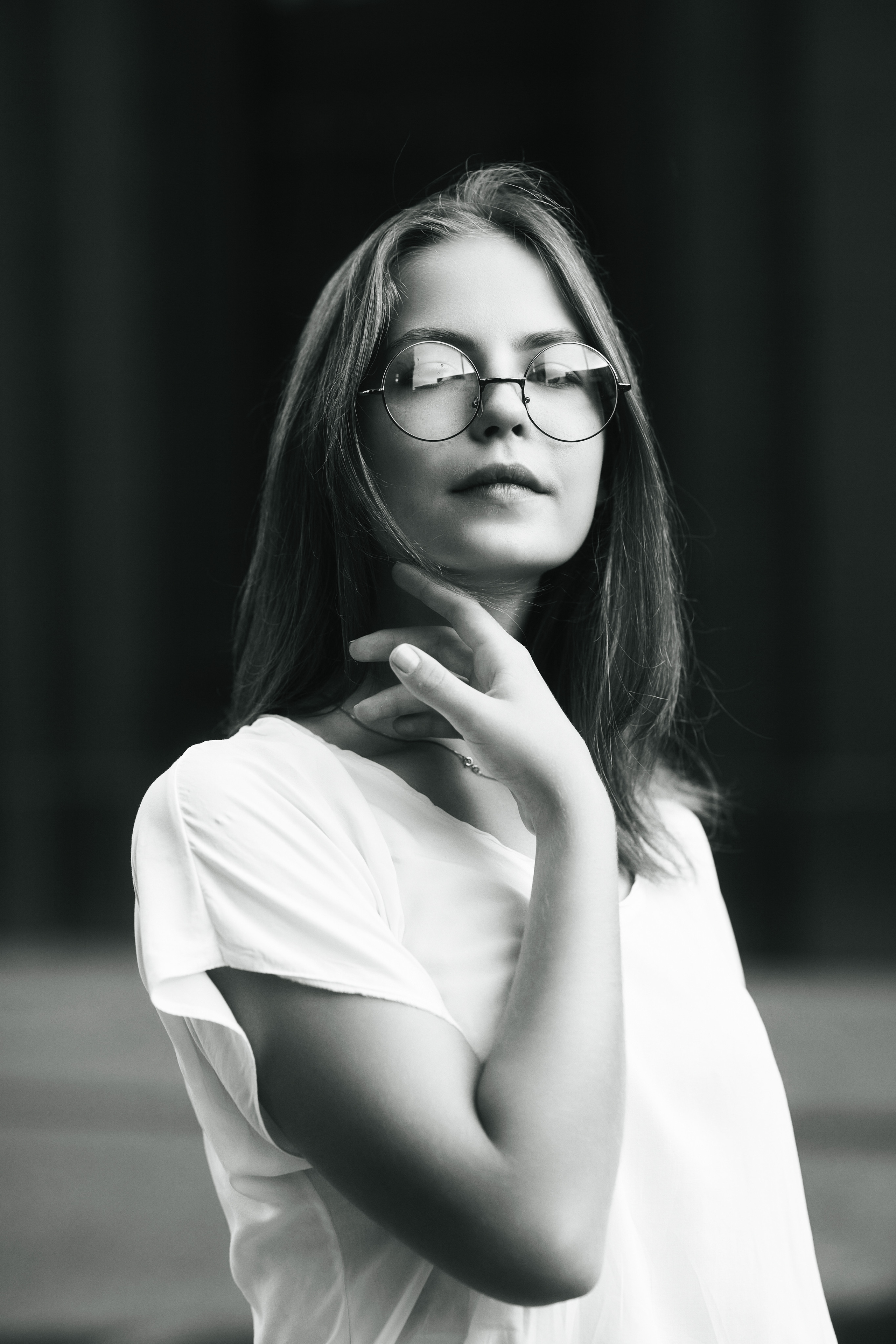 Дарья - темноволосая модель, позирующая на улице Москвы в светлой кофте и широких брюках.