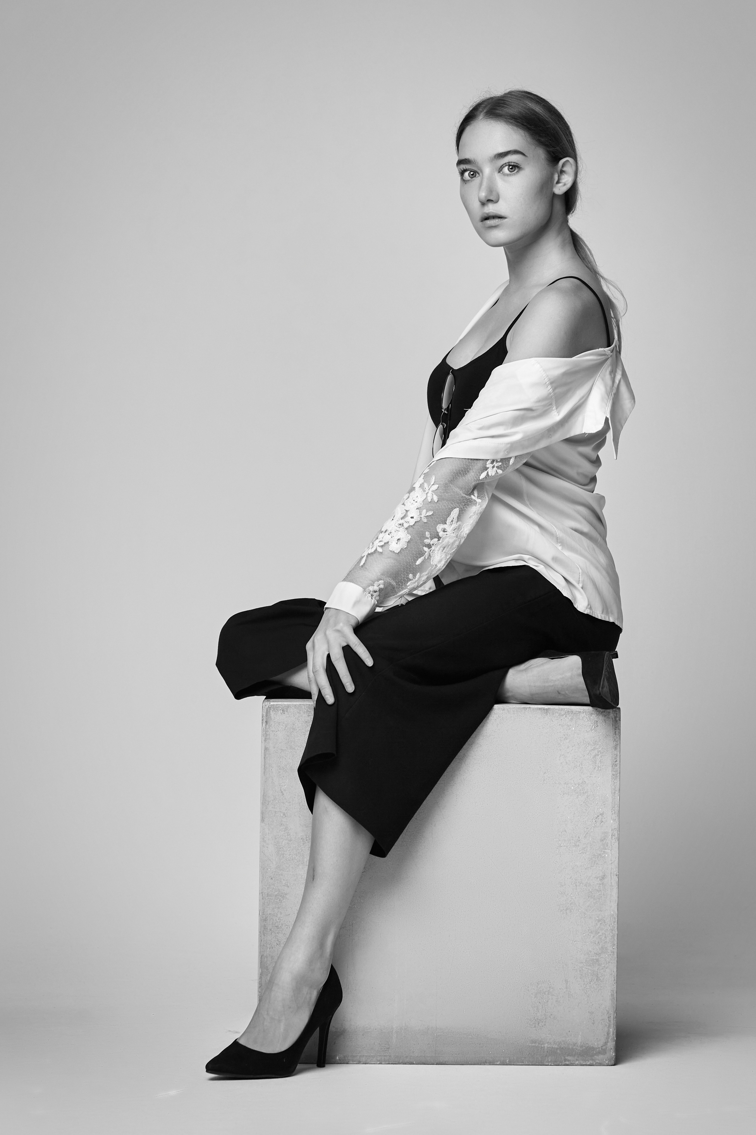 Светловолосая модель Алиса делает снимки в студии на светлом фоне, одев платье или рубашку – её непревзойдённая красота не оставит вас равнодушными.