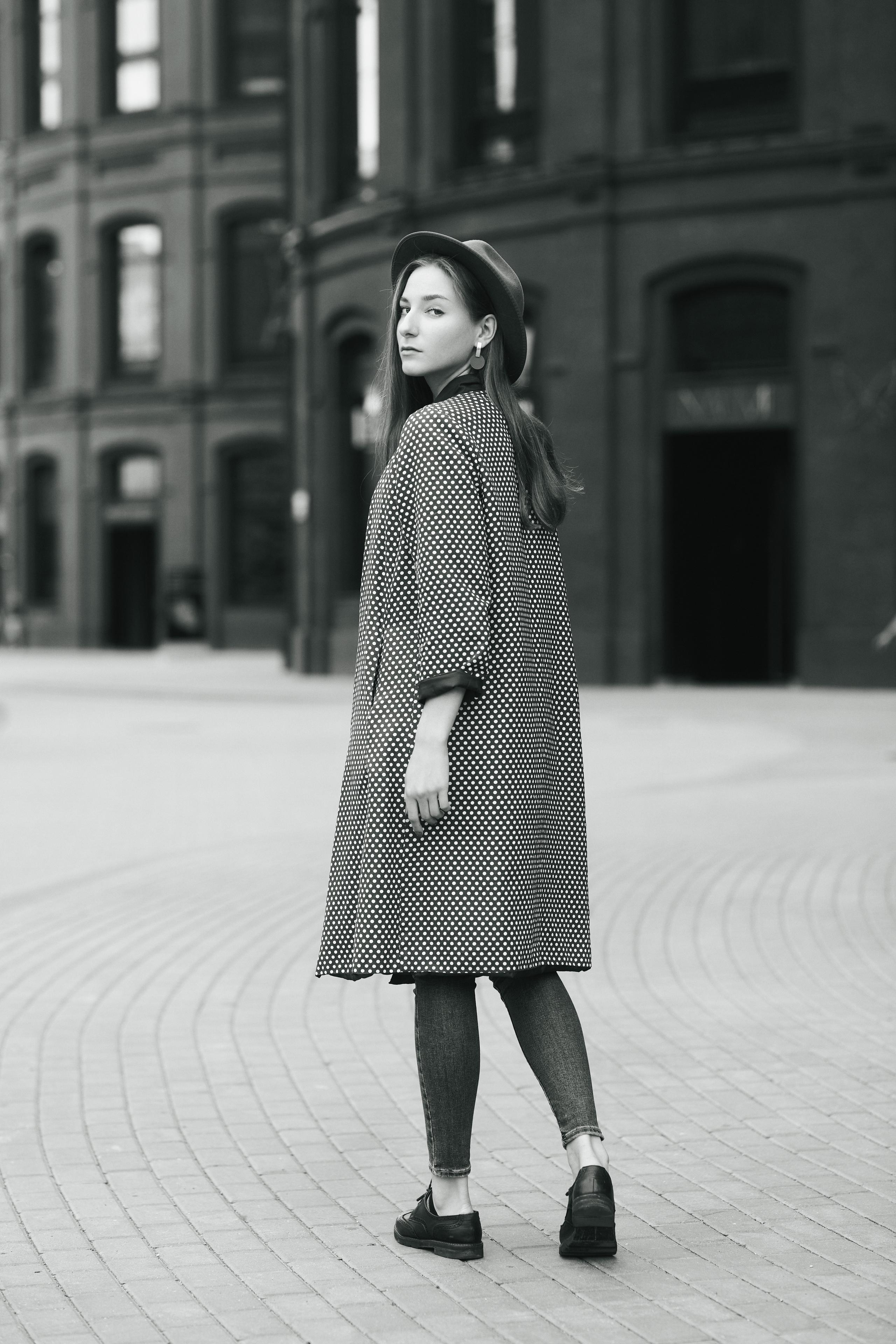 Фотография темноволосой модели Любови на улице в городе в платье или в джинсах