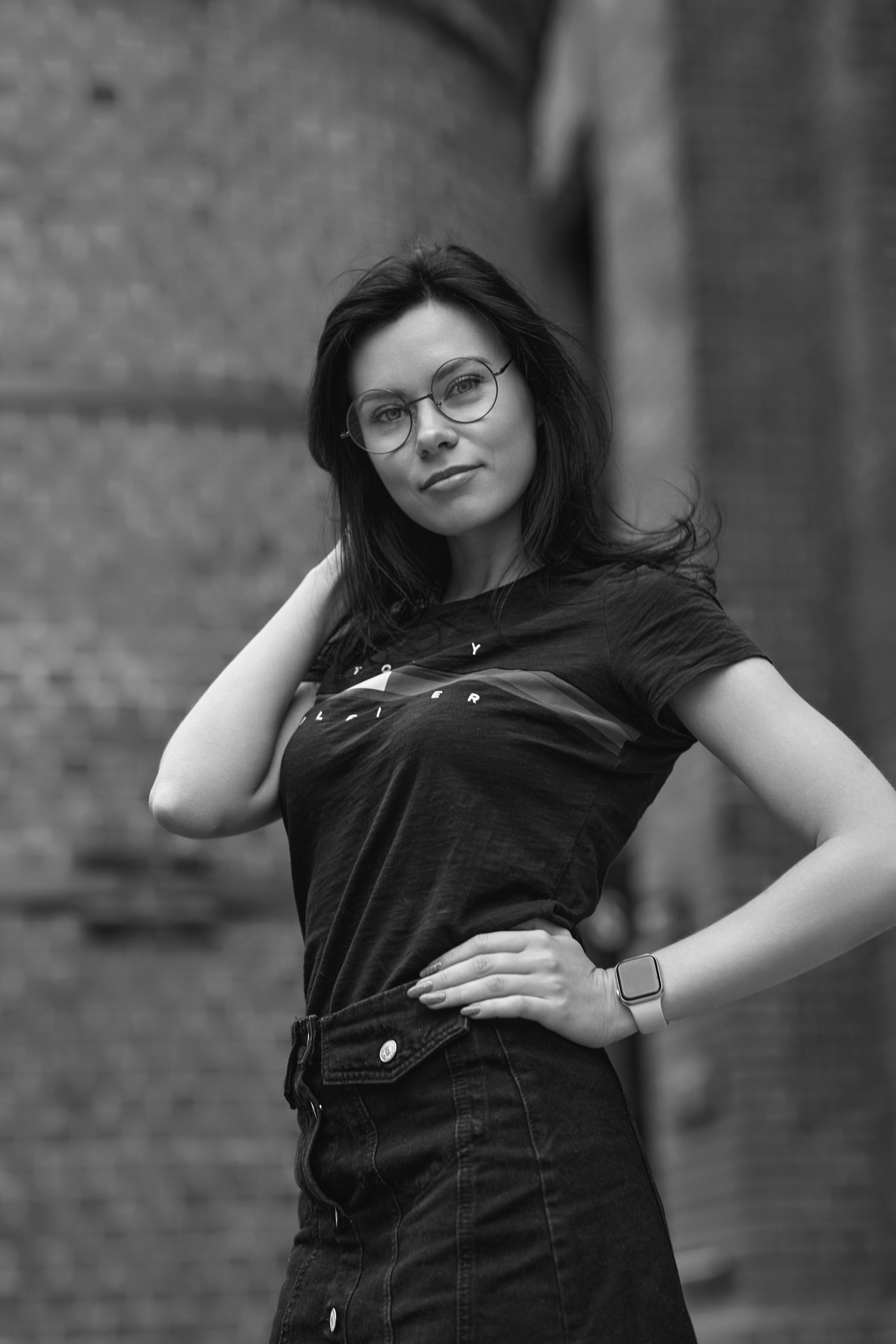 Фотограф в Москве предлагает съемку на улице с портретными снимками в городской среде.