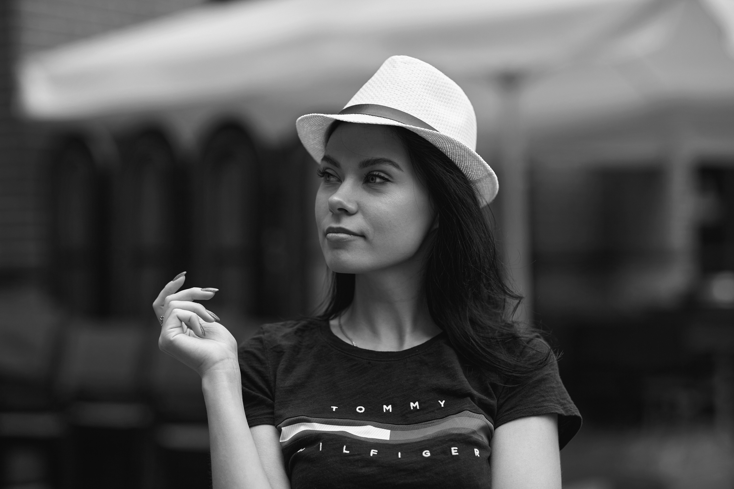 Хотите провести фотосессию на улице в Москве? Обратитесь к профессиональному фотографу, который поможет вам запечатлеть свои эмоции и переживания на уличной фотосессии.