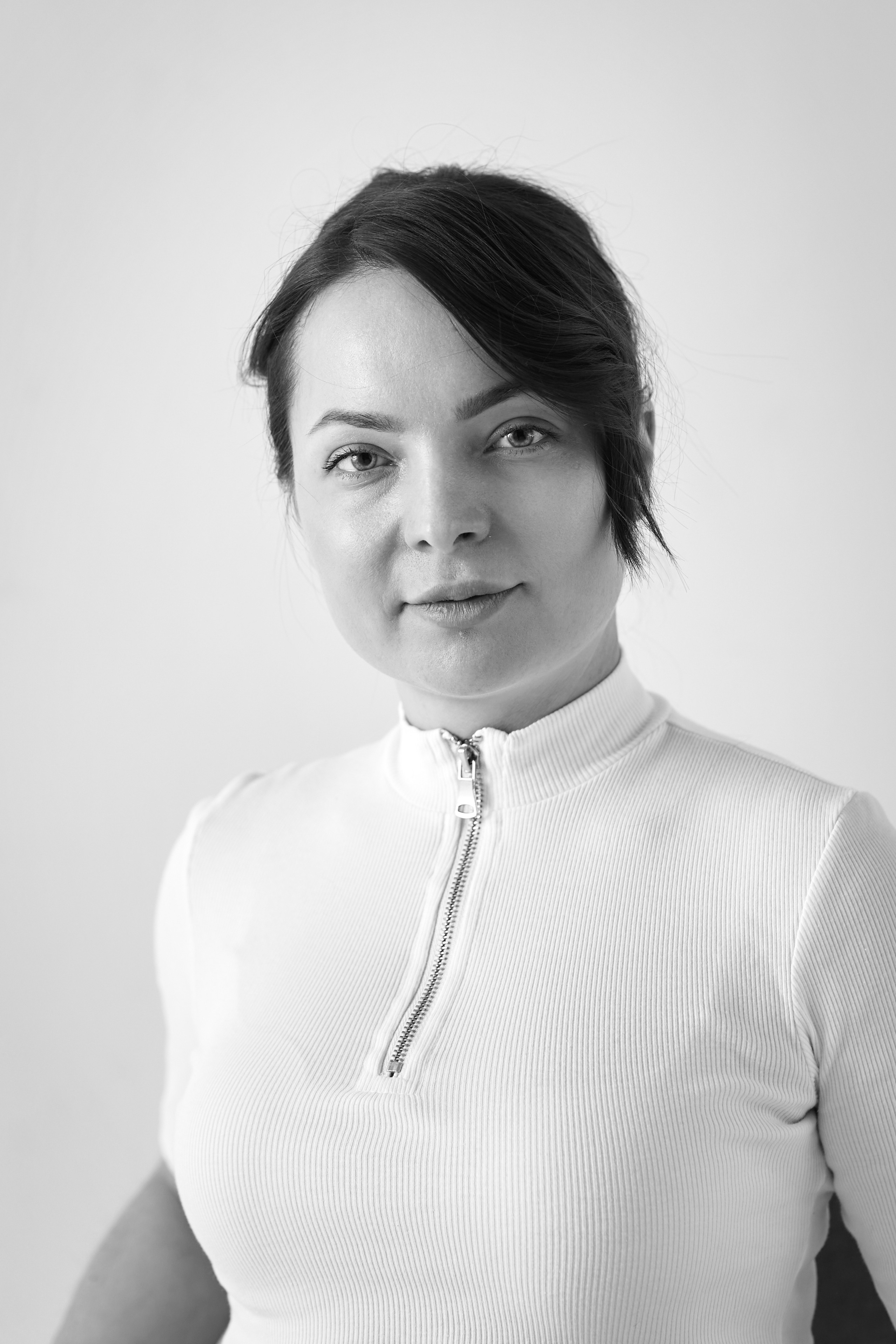 Темноволосая модель Татьяна на светлом фоне, в светлом платье, рубашке или топике или сидя на стуле, с плавными движениями.