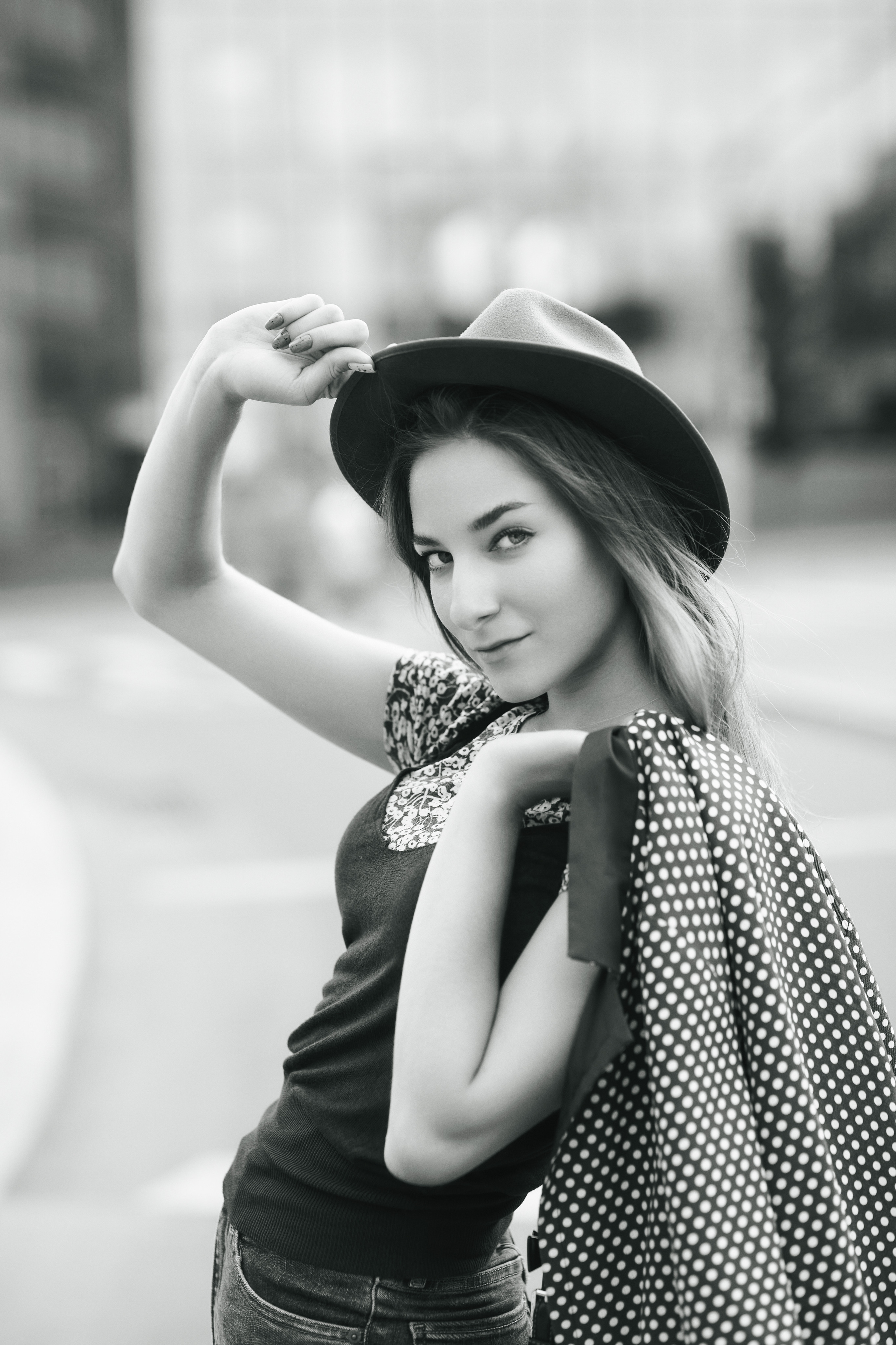 Модель Любовь на улице в городе - выберите стиль: платье или джинсы.