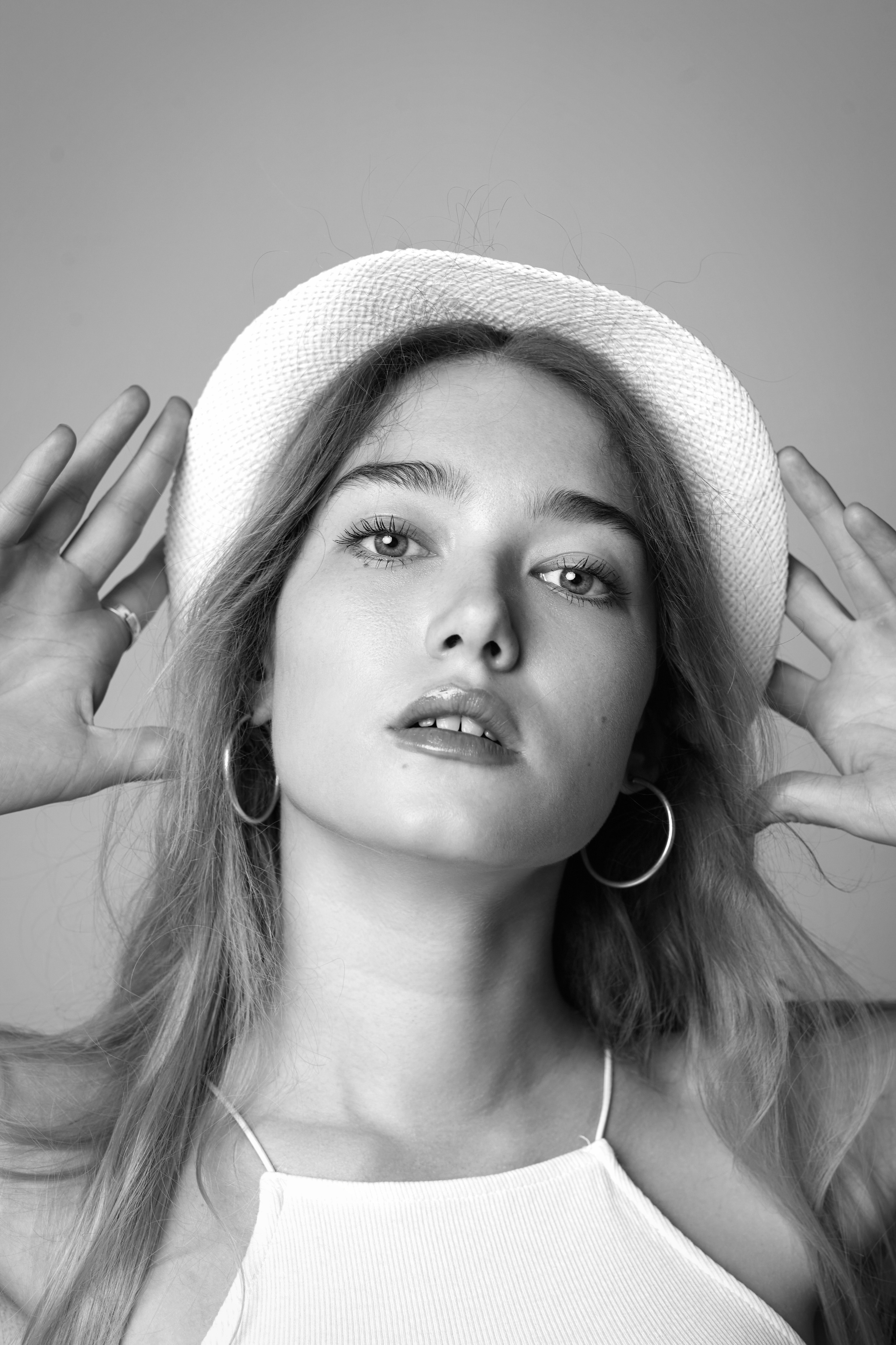 Алиса в ярком платье на светлом фоне студии, привлекает внимание своей красотой.