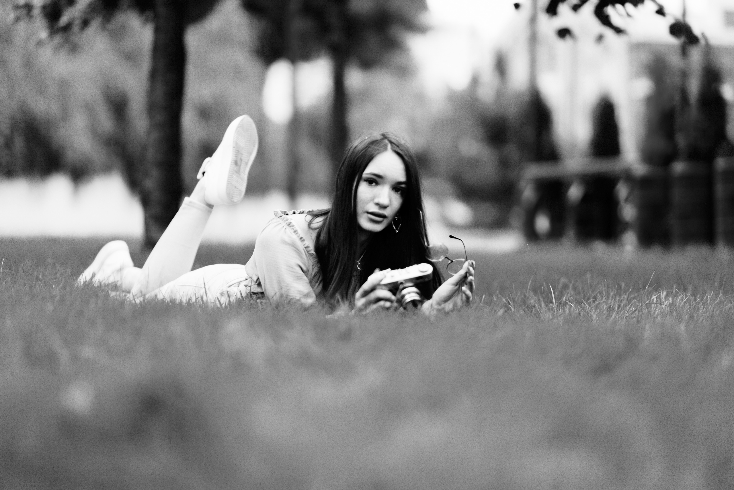 Модель Маша на улице в Москве в светлом или темном наряде.