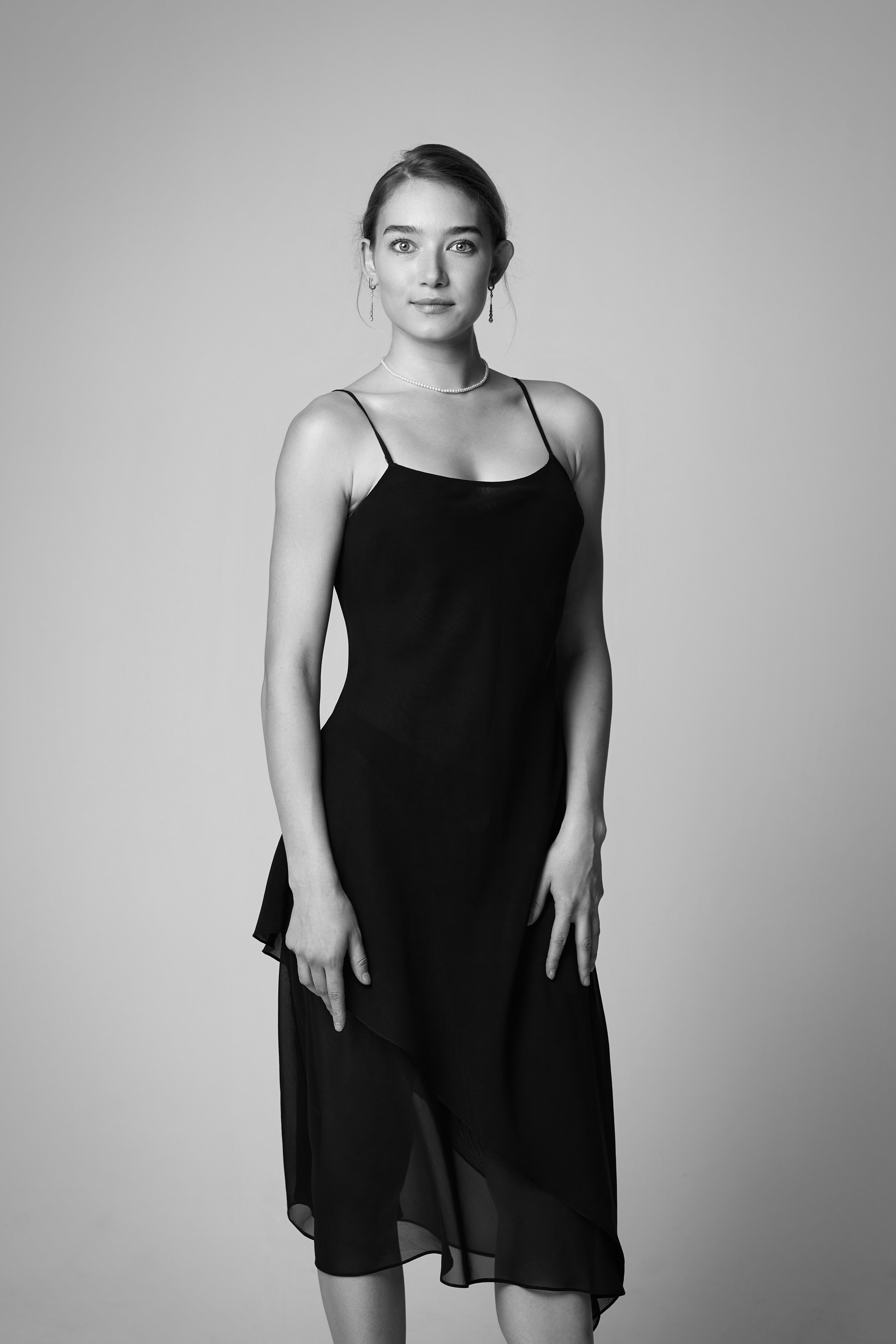 Алиса в светлом платье на светлом фоне - прекрасное сочетание цветов для фотосессии.