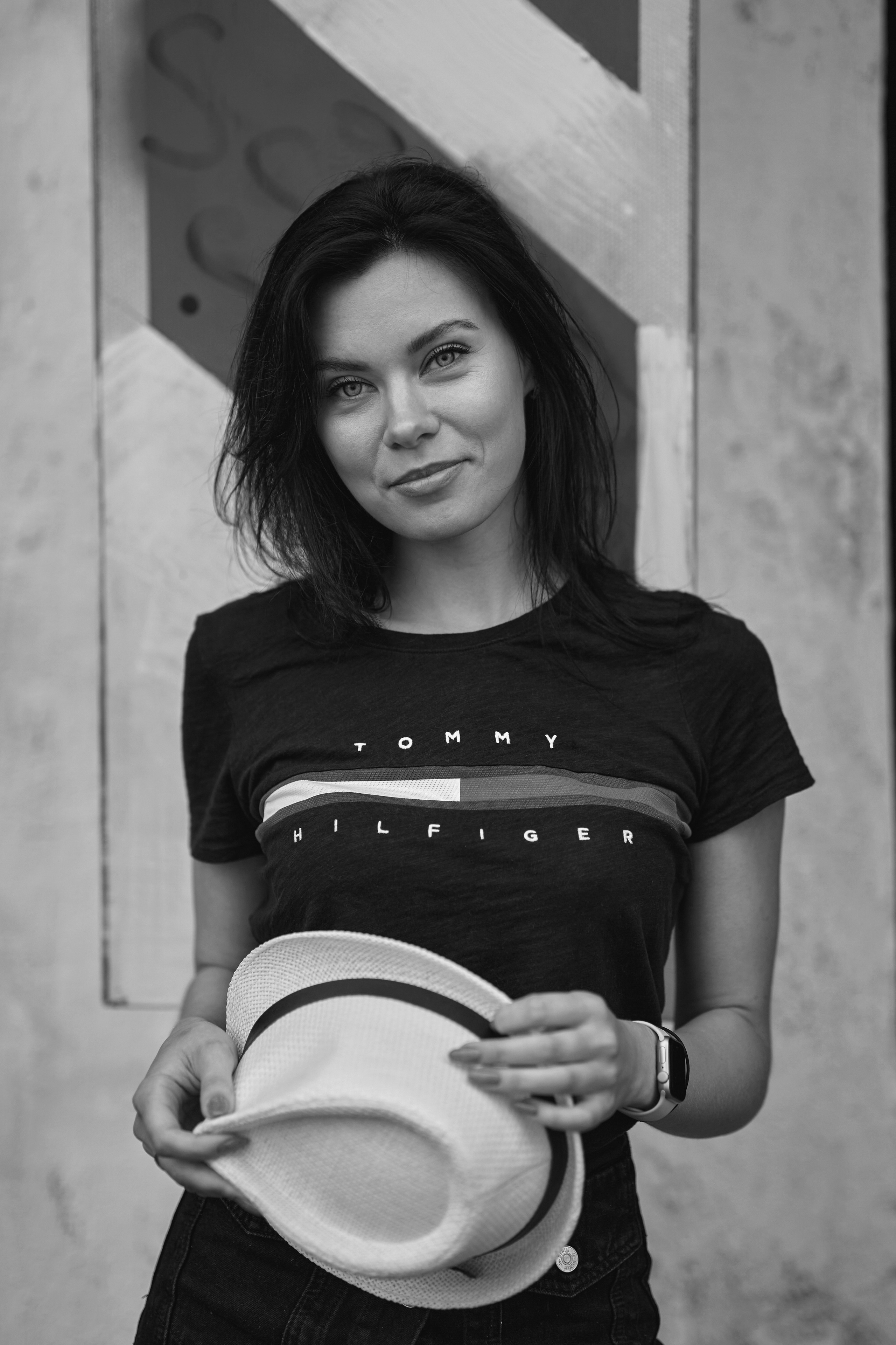 Фотограф в Москве делает портретные снимки на улице в городской среде.