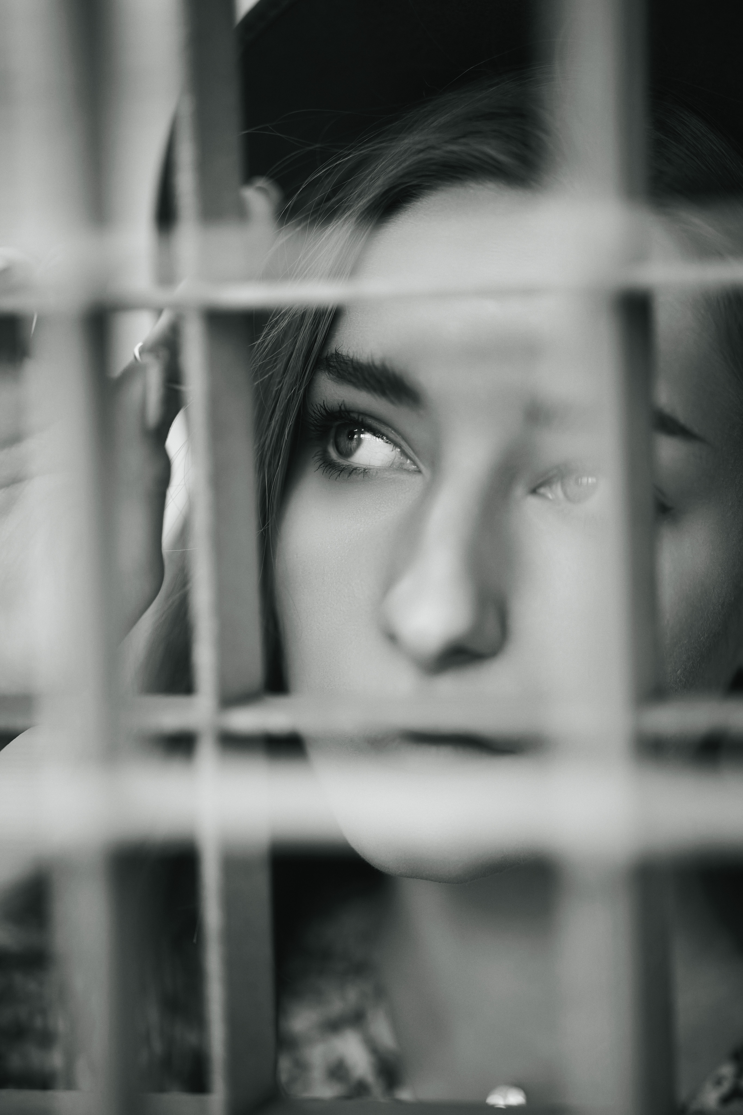 Фотография Любови, темноволосой модели на улице в городе, одетой в платье или джинсы