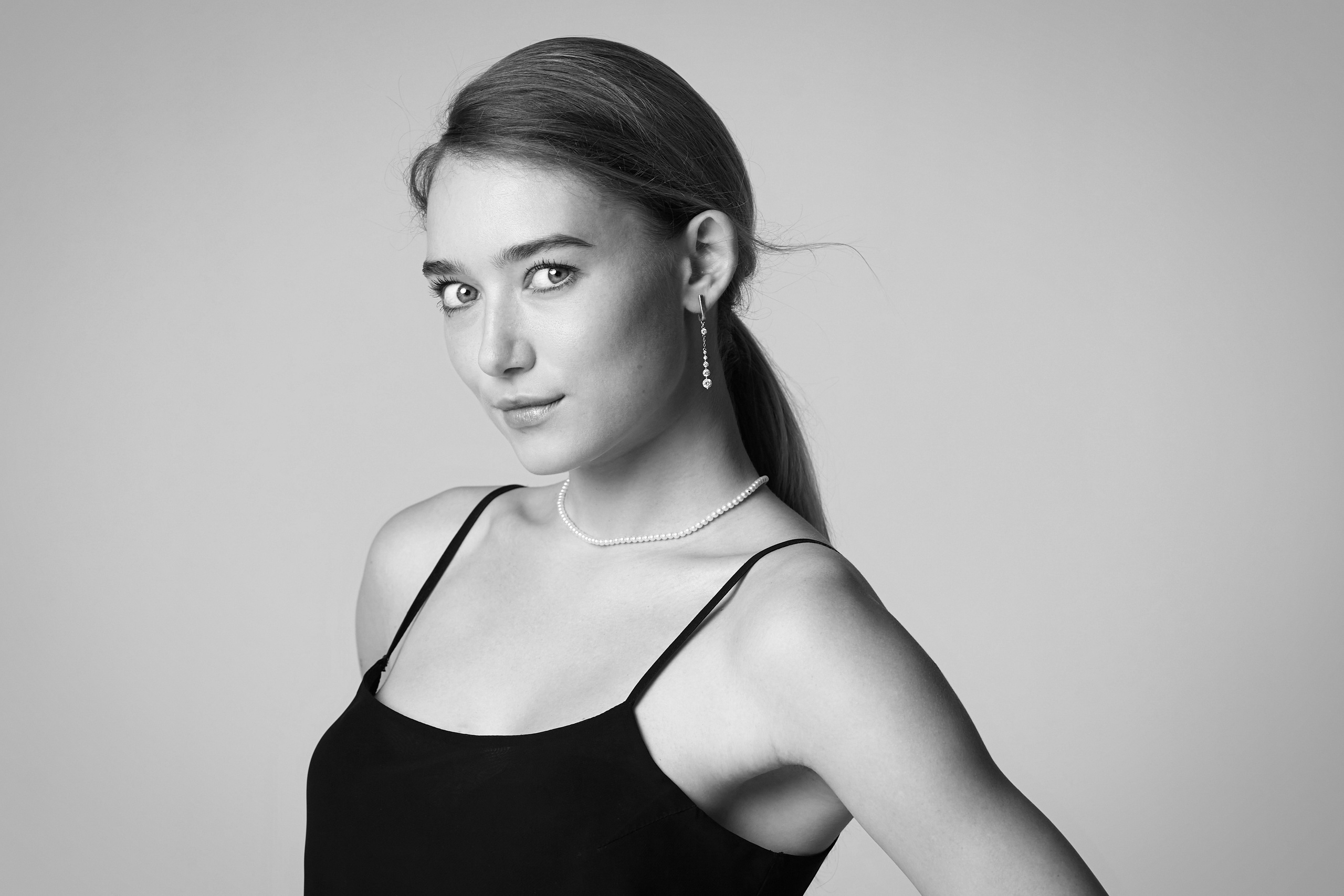 Светловолосая красавица Алиса в легком платье на светлом фоне студии, словно летняя свежесть.