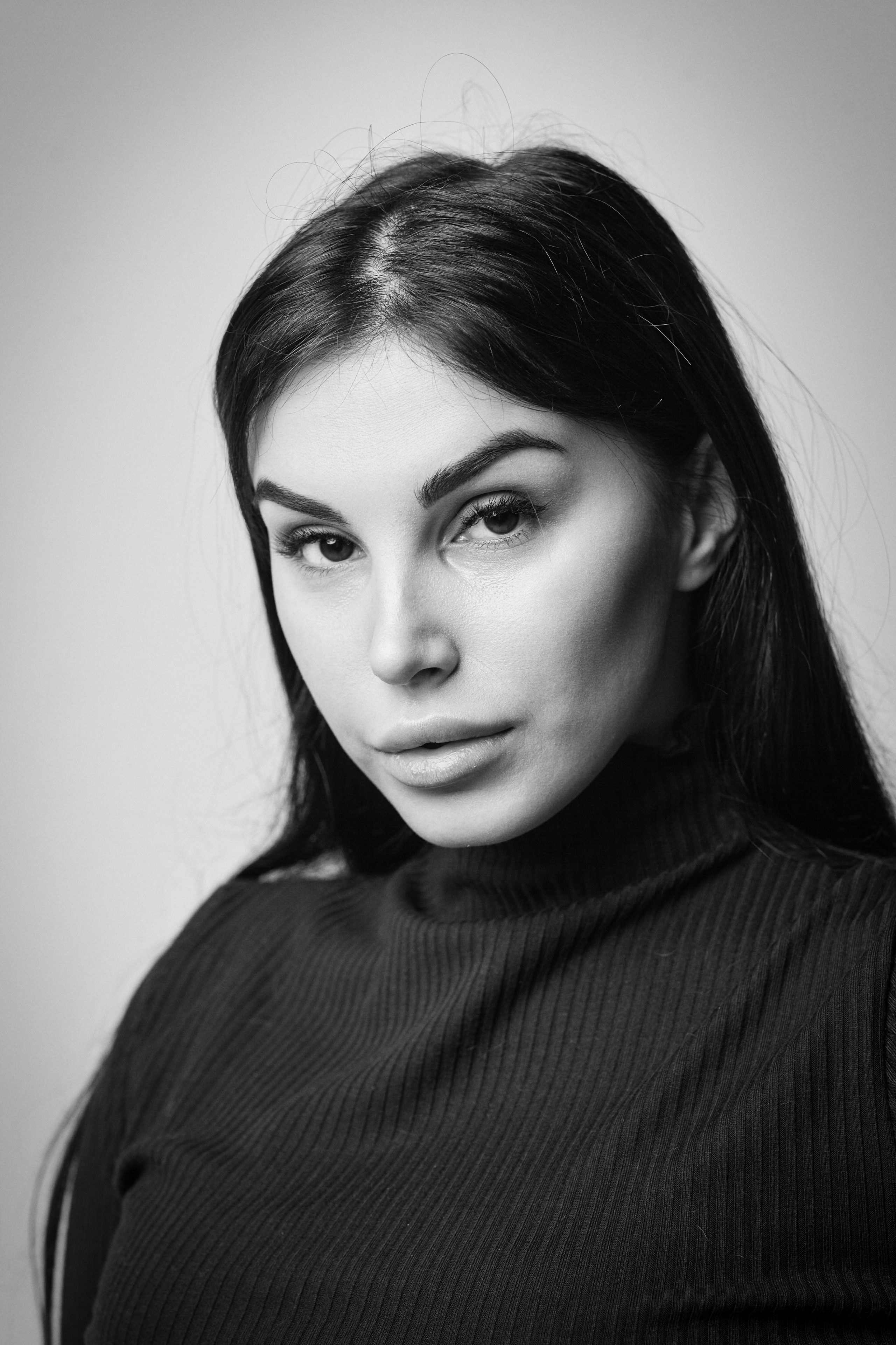 Карина в светлом платье на светлом фоне студии