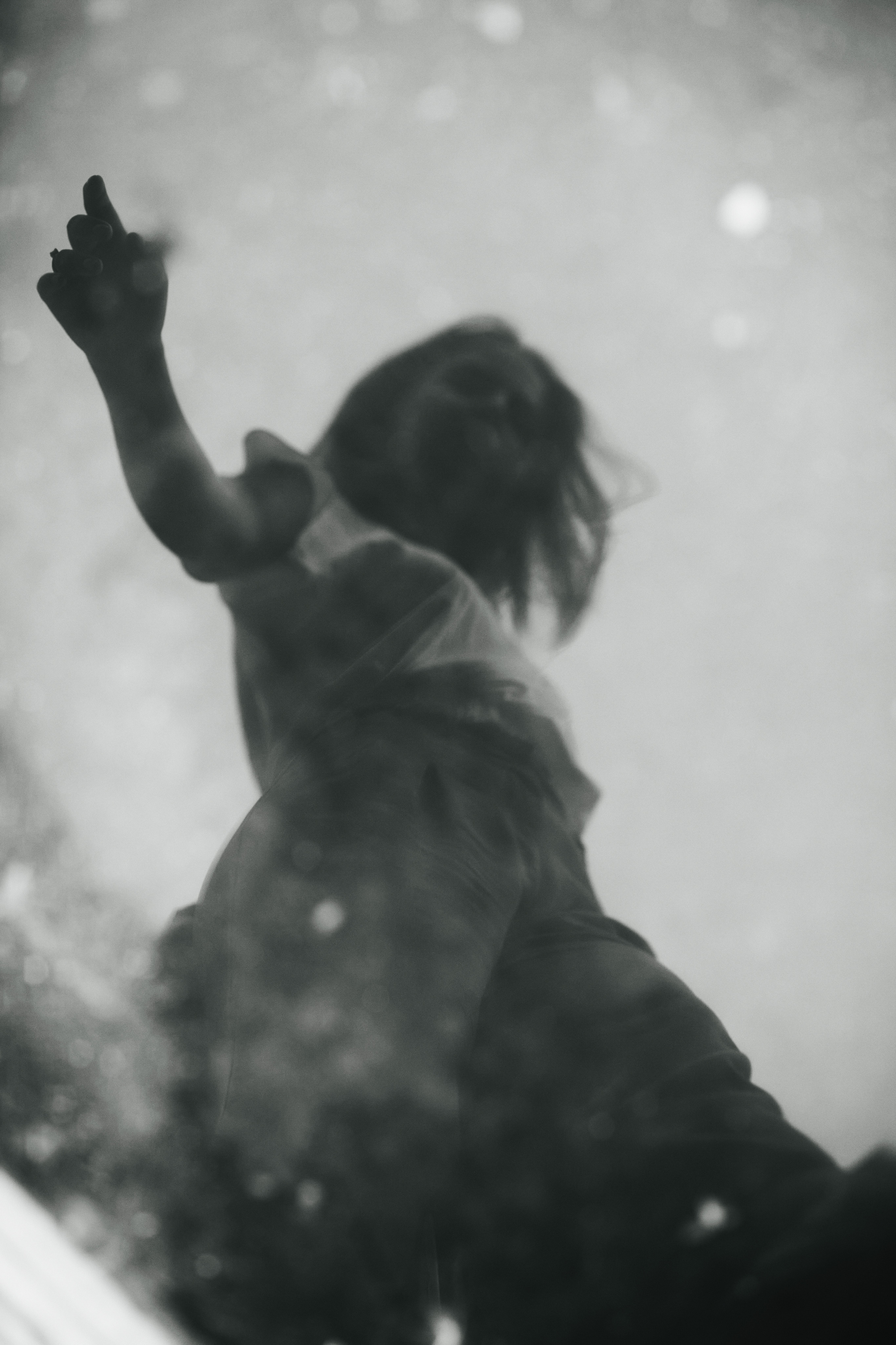 Темноволосая Дарья в светлой кофте и широких брюках на улице Москвы.