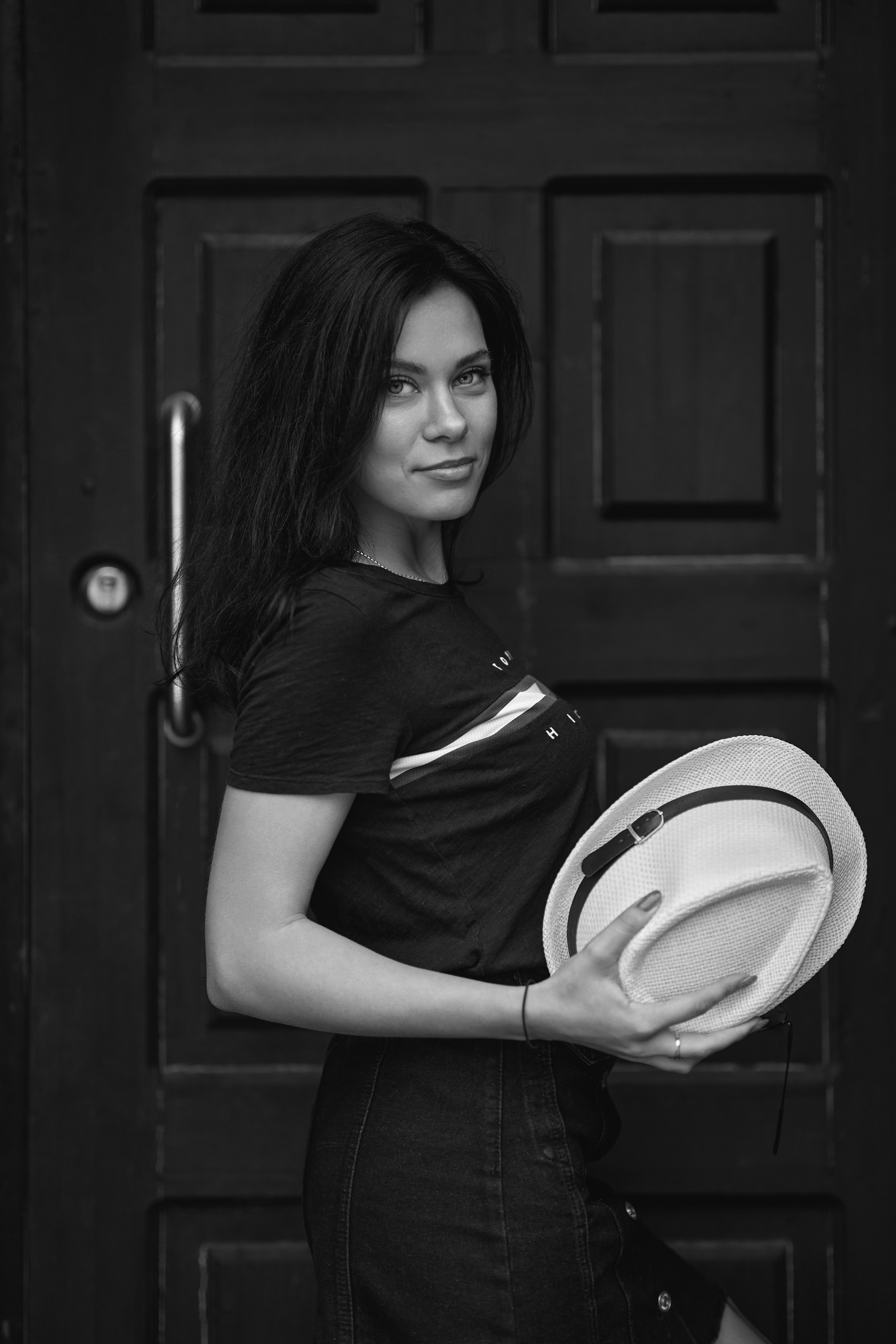 Необычные портреты на улицах Москвы, сделанные профессиональным фотографом в стиле стрит-фотографии.