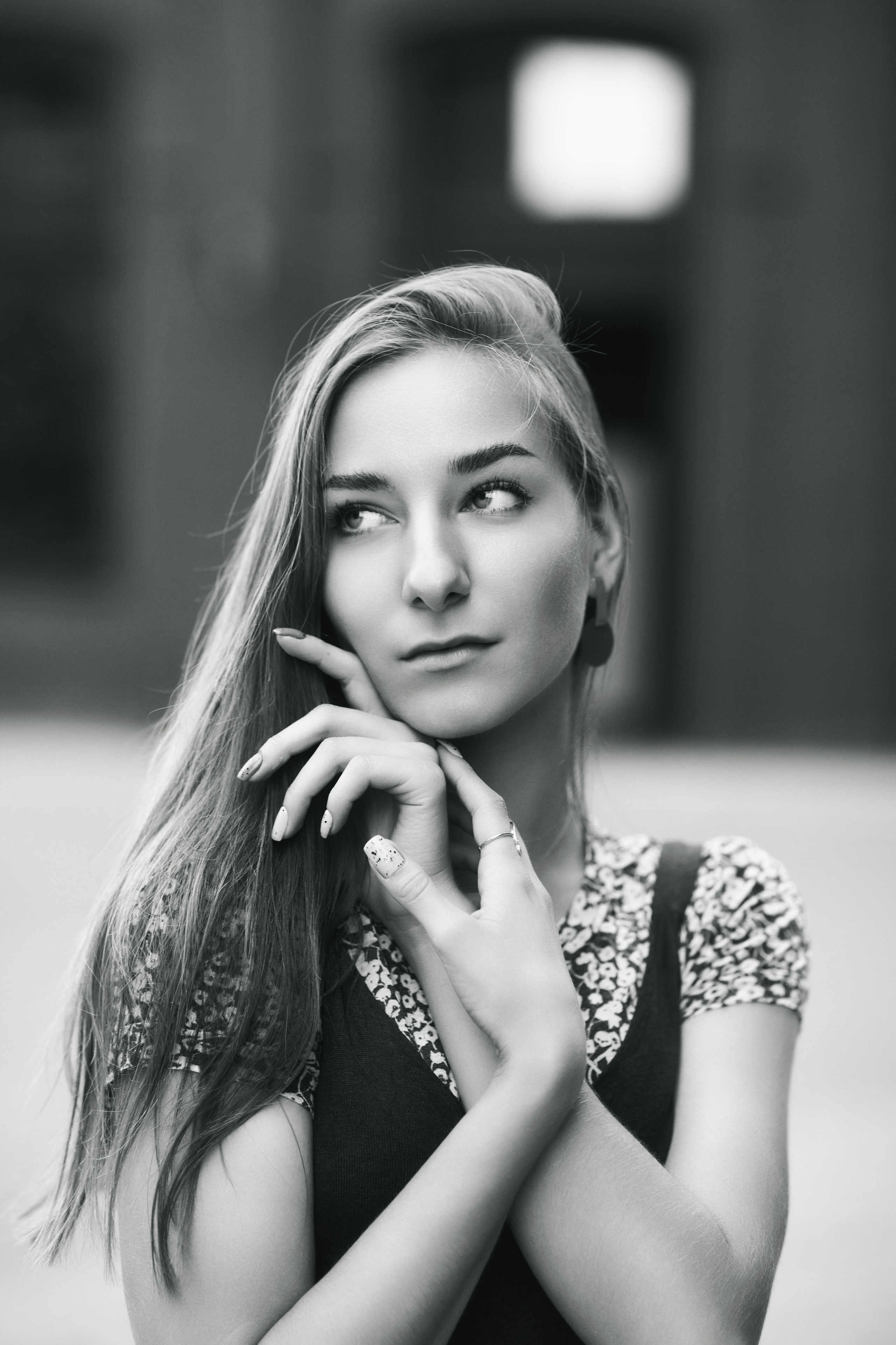 Стильная темноволосая модель Любовь на улице в городе в облегающих джинсах или воздушном платье.