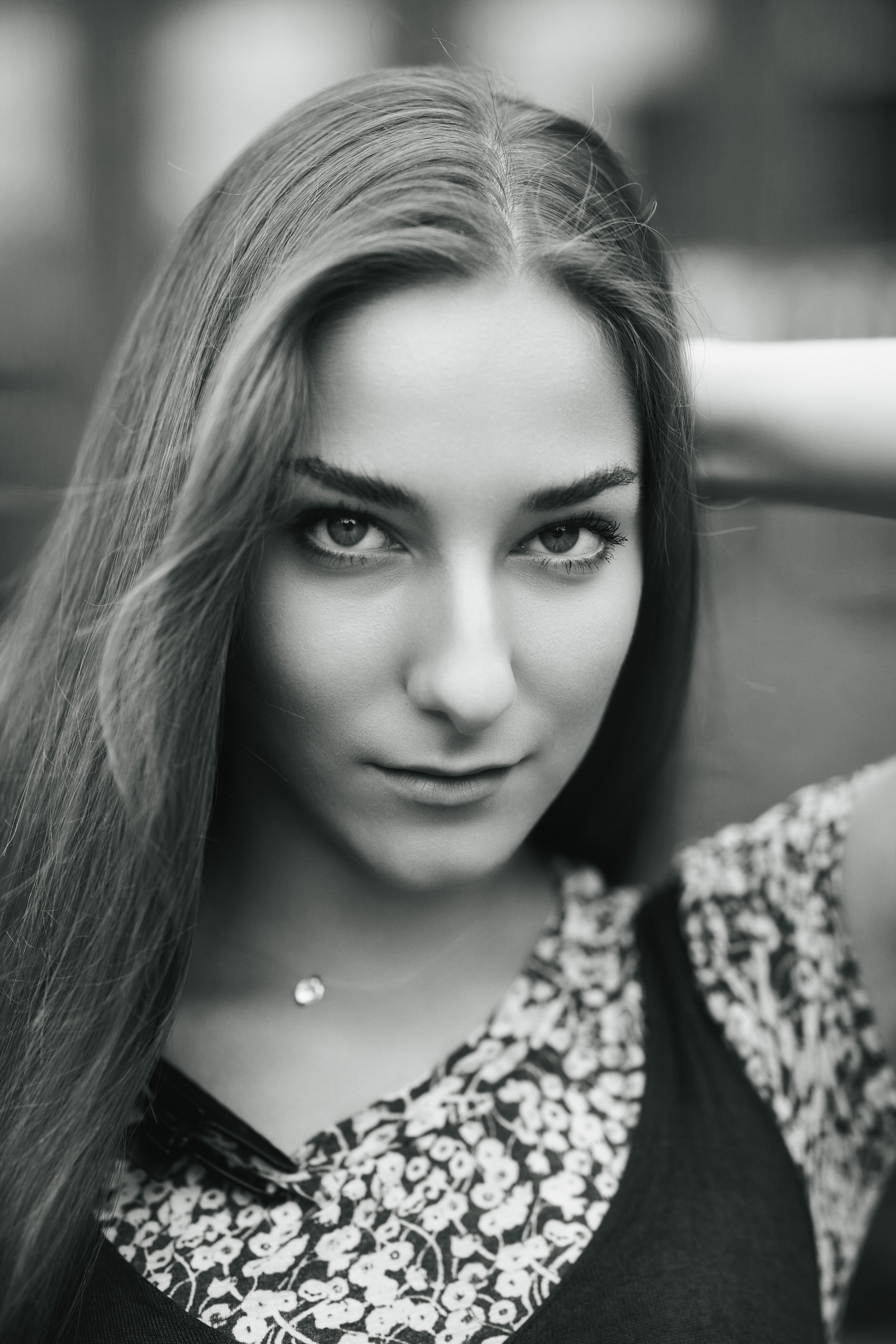 Темноволосая Любовь на улице города, великолепная модель в элегантном наряде или джинсах.