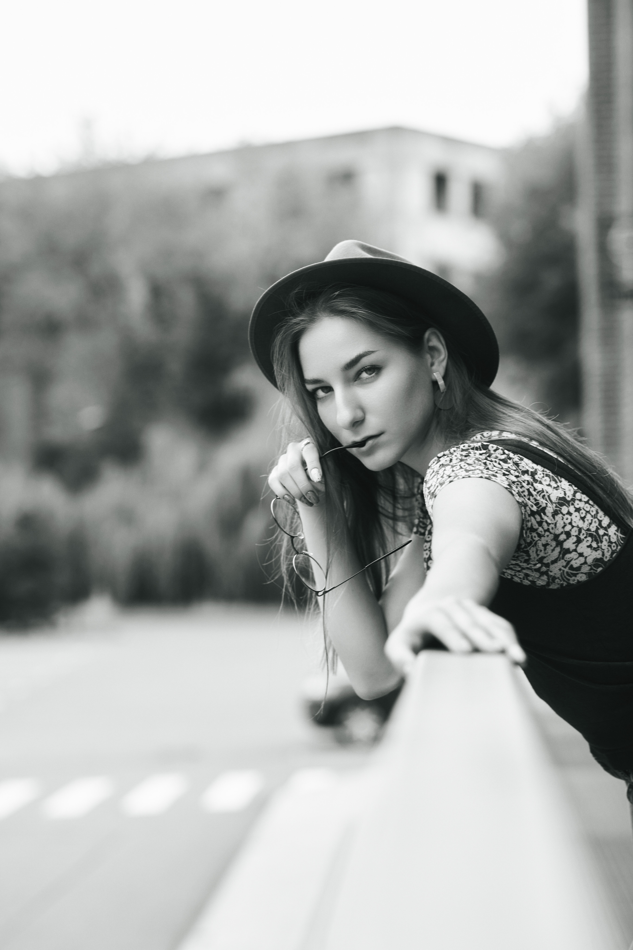 Фотосессия темноволосой модели Любови на улице в городе в элегантном платье или джинсах