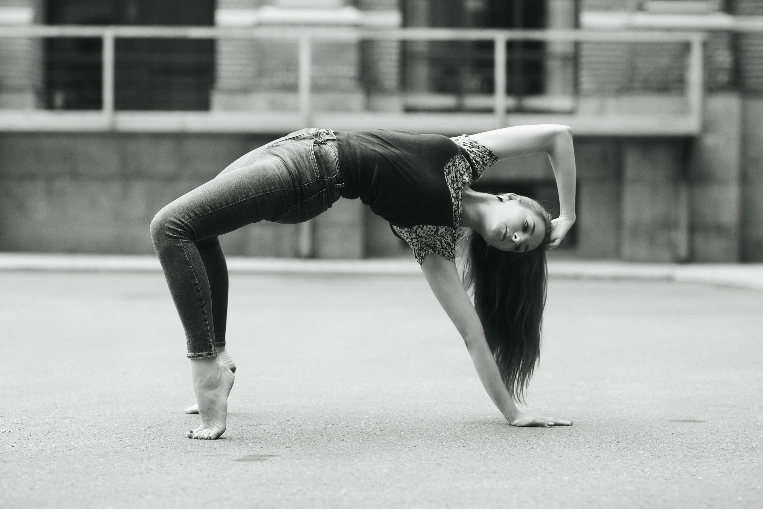 Любовь, темноволосая модель на улице в городе в ультрамодном платье или джинсах