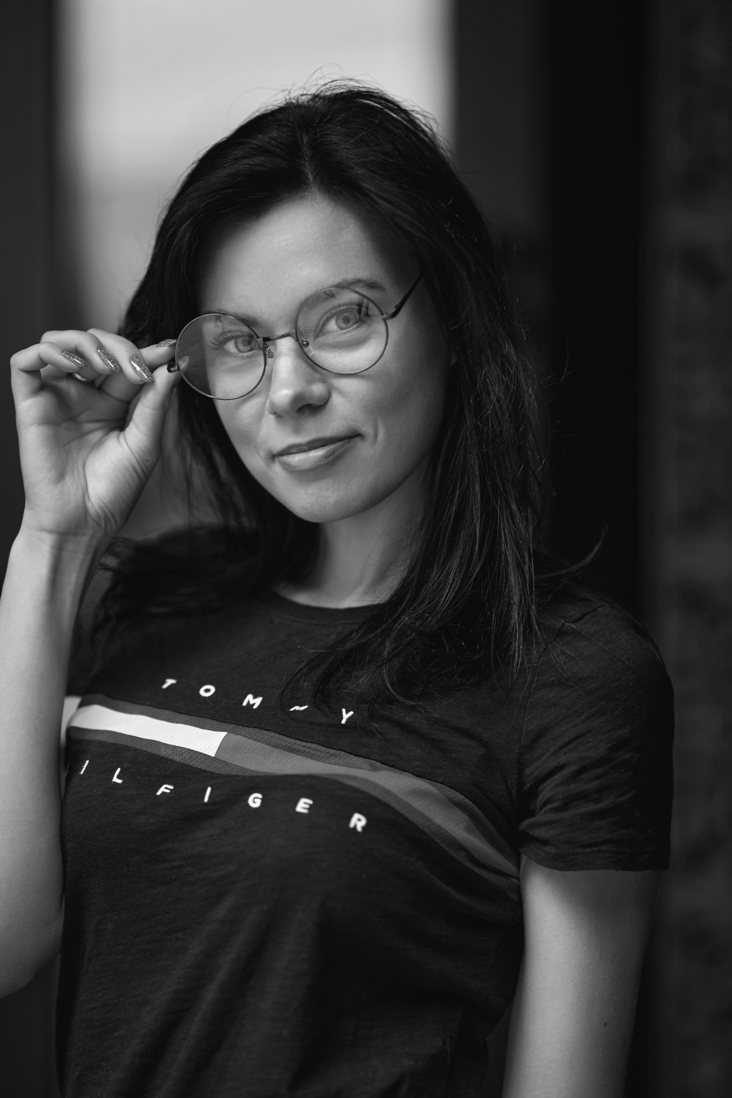 Фотограф в Москве снимает портреты на улице в стиле стрит-фотографии.