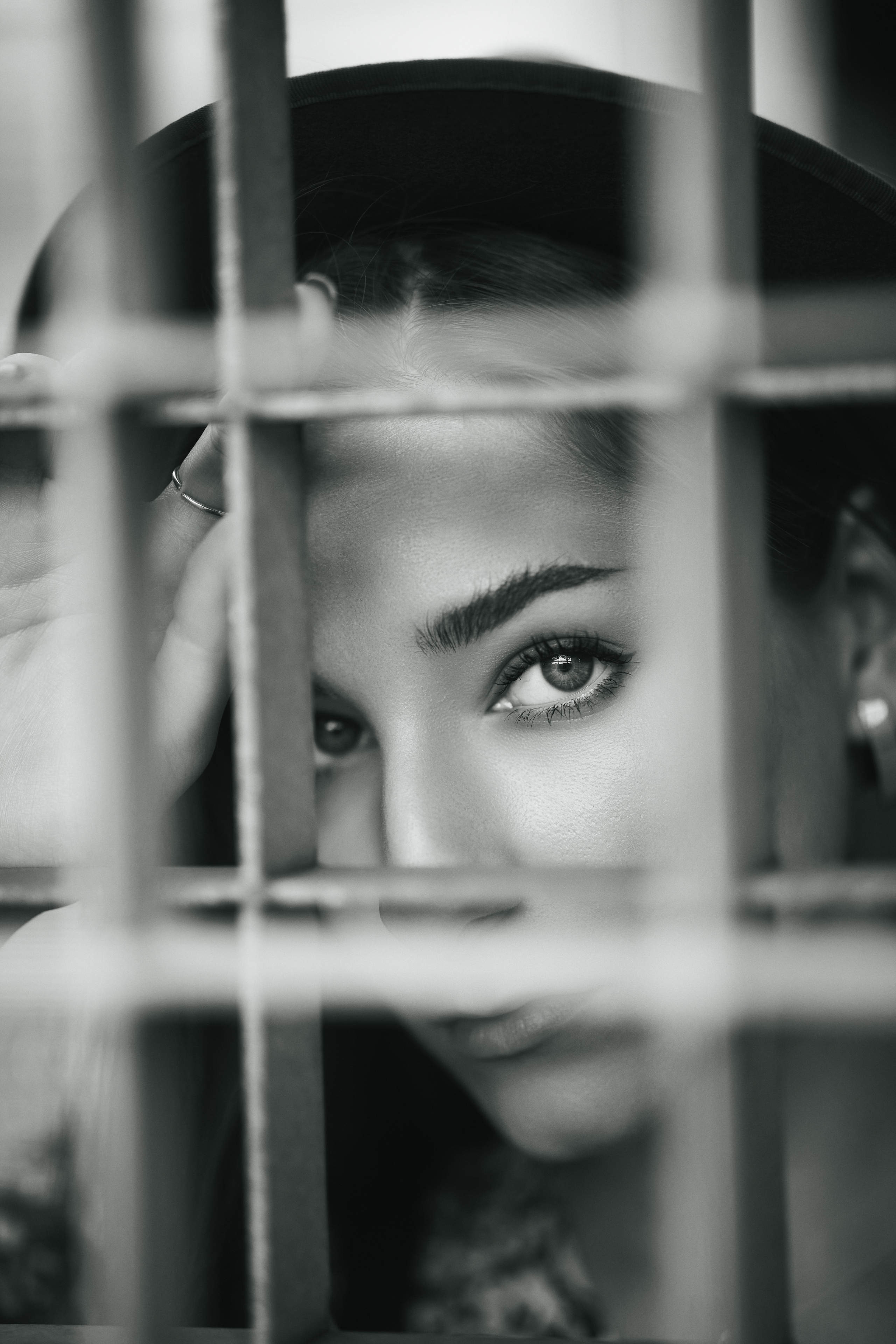 Любовь, темноволосая модель на улице в городе - выберите платье или джинсы, и она всегда будет незабываемой.