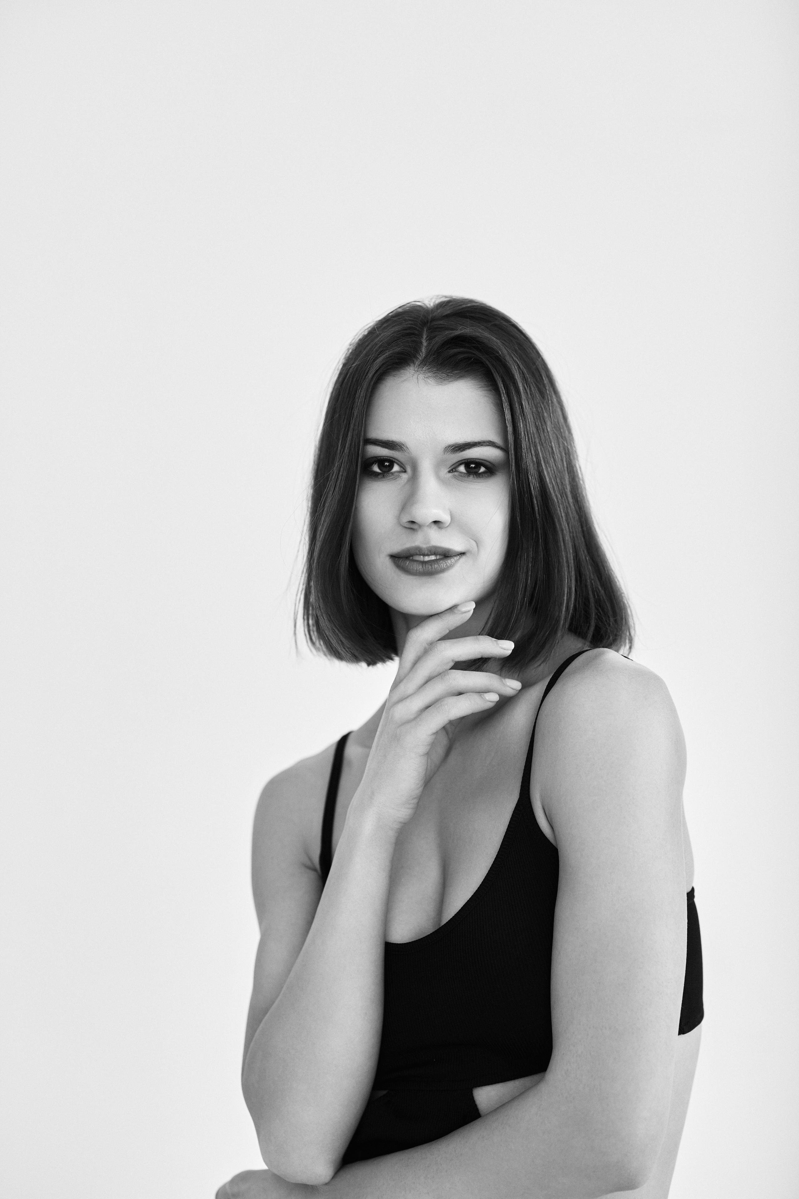 Снимок Софьи Мисс Тула — 2020 на светлом фоне в стильном костюме или темном платье.