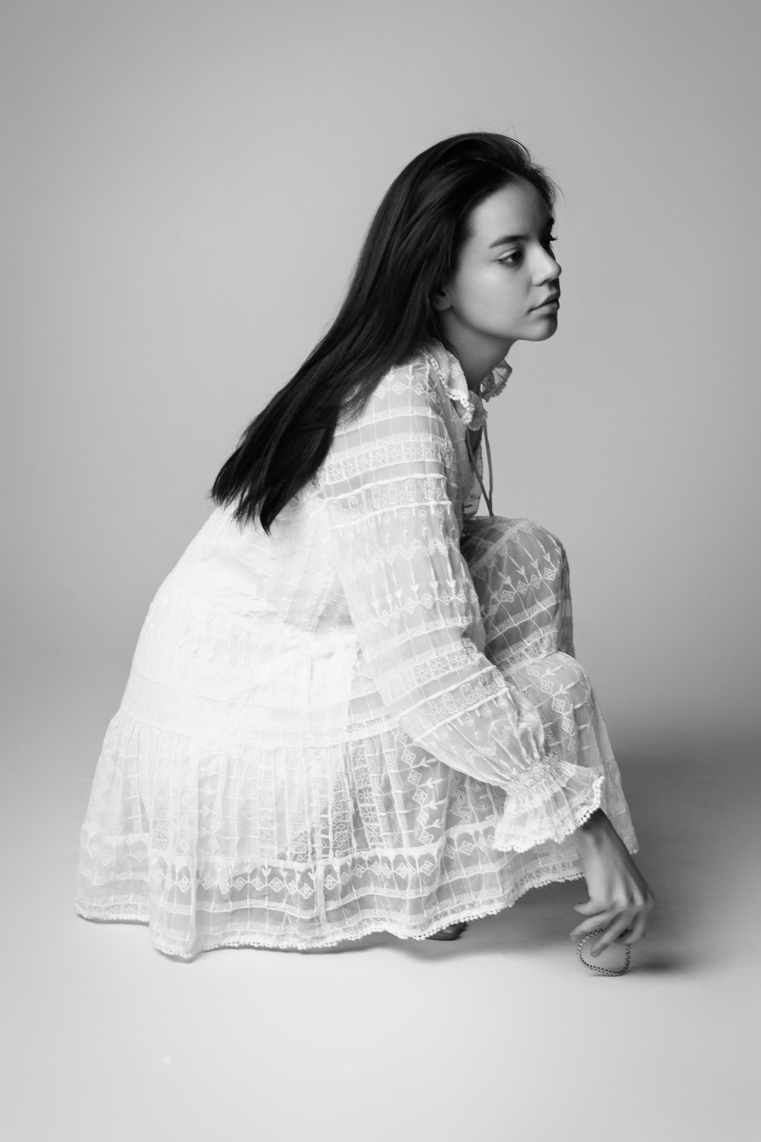 Модель Амина в светлом платье на светлом фоне в студии