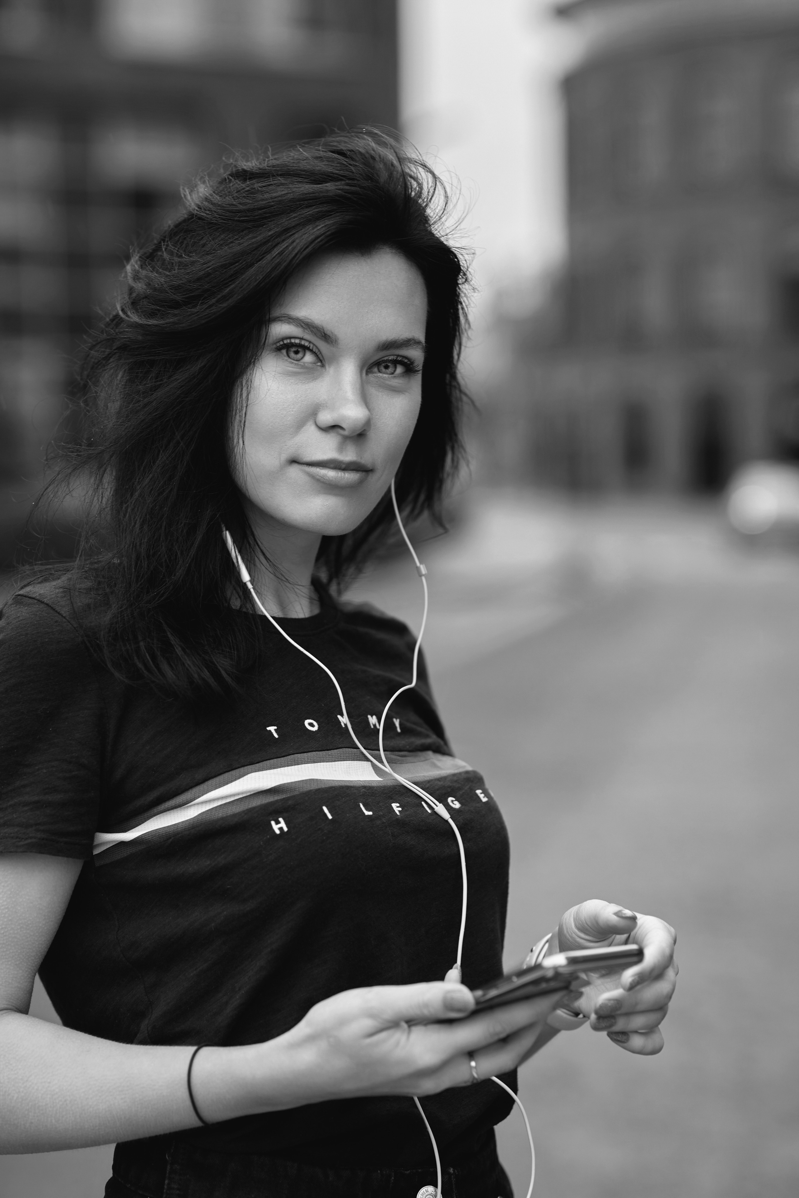 Фотограф в Москве предлагает уличную фотосессию с портретными снимками на улицах города.