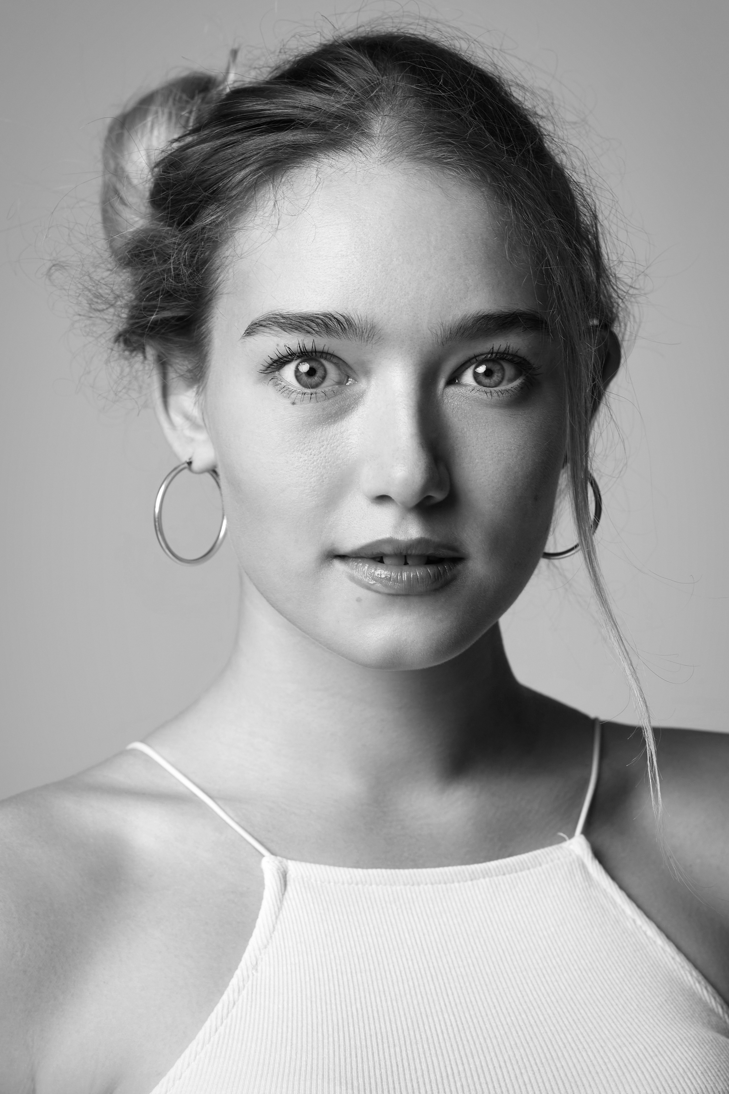 Светловолосая модель Алиса приводит в восторг всех своим появлением на фотосессии в студии на светлом фоне в платье или рубашке.