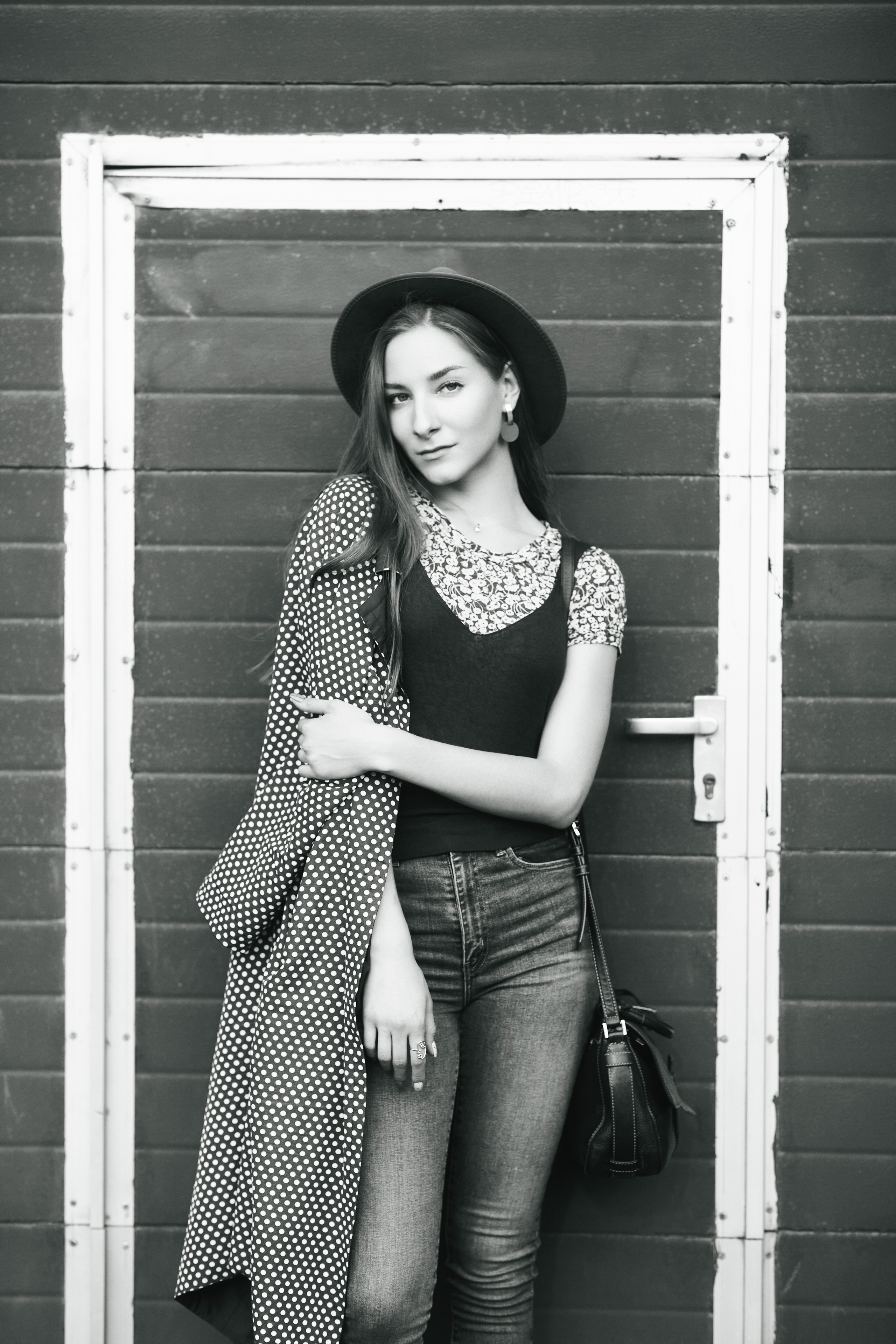 Любовь, темноволосая модель на улице в городе в нарядном платье или удобных джинсах