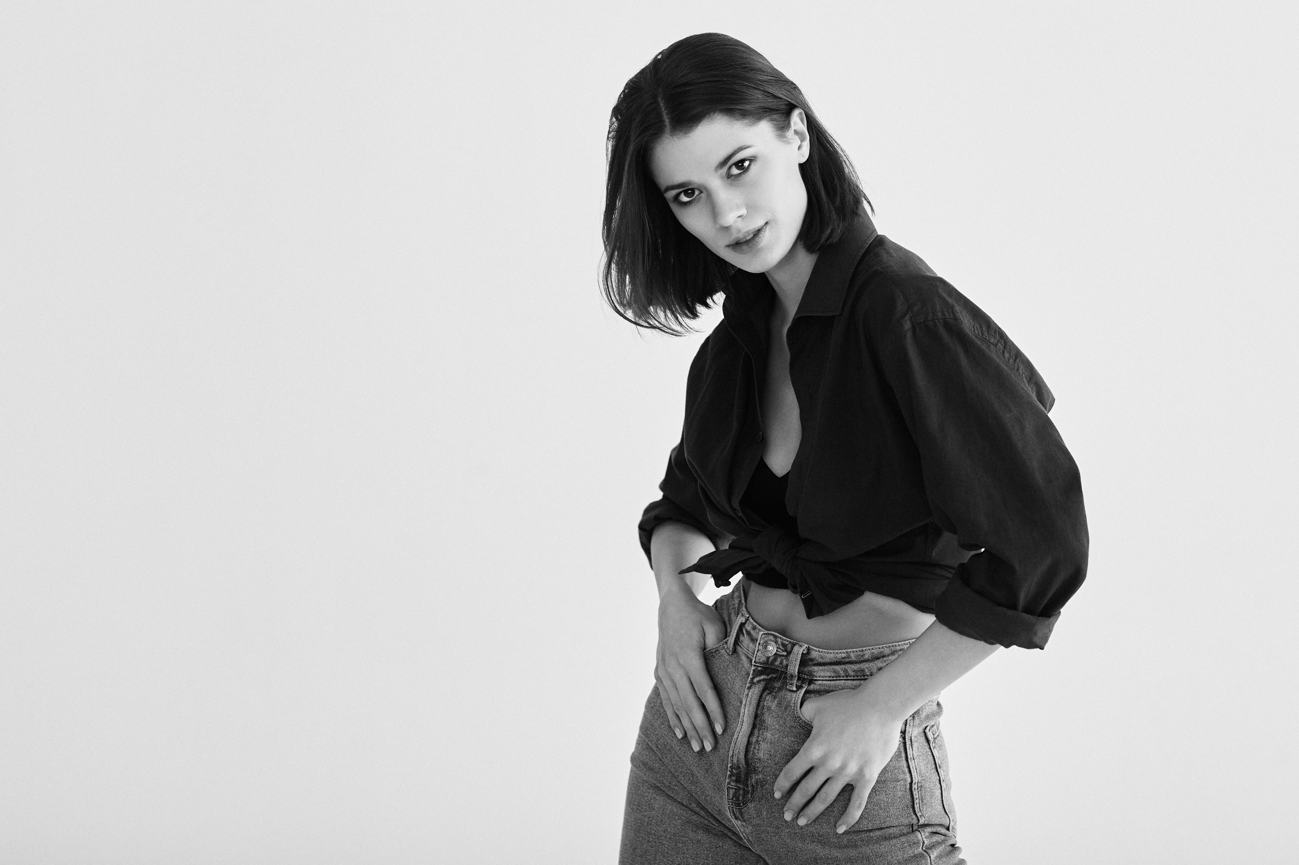 Темноволосая модель Софья Мисс Тула - 2020 в костюме на светлом фоне