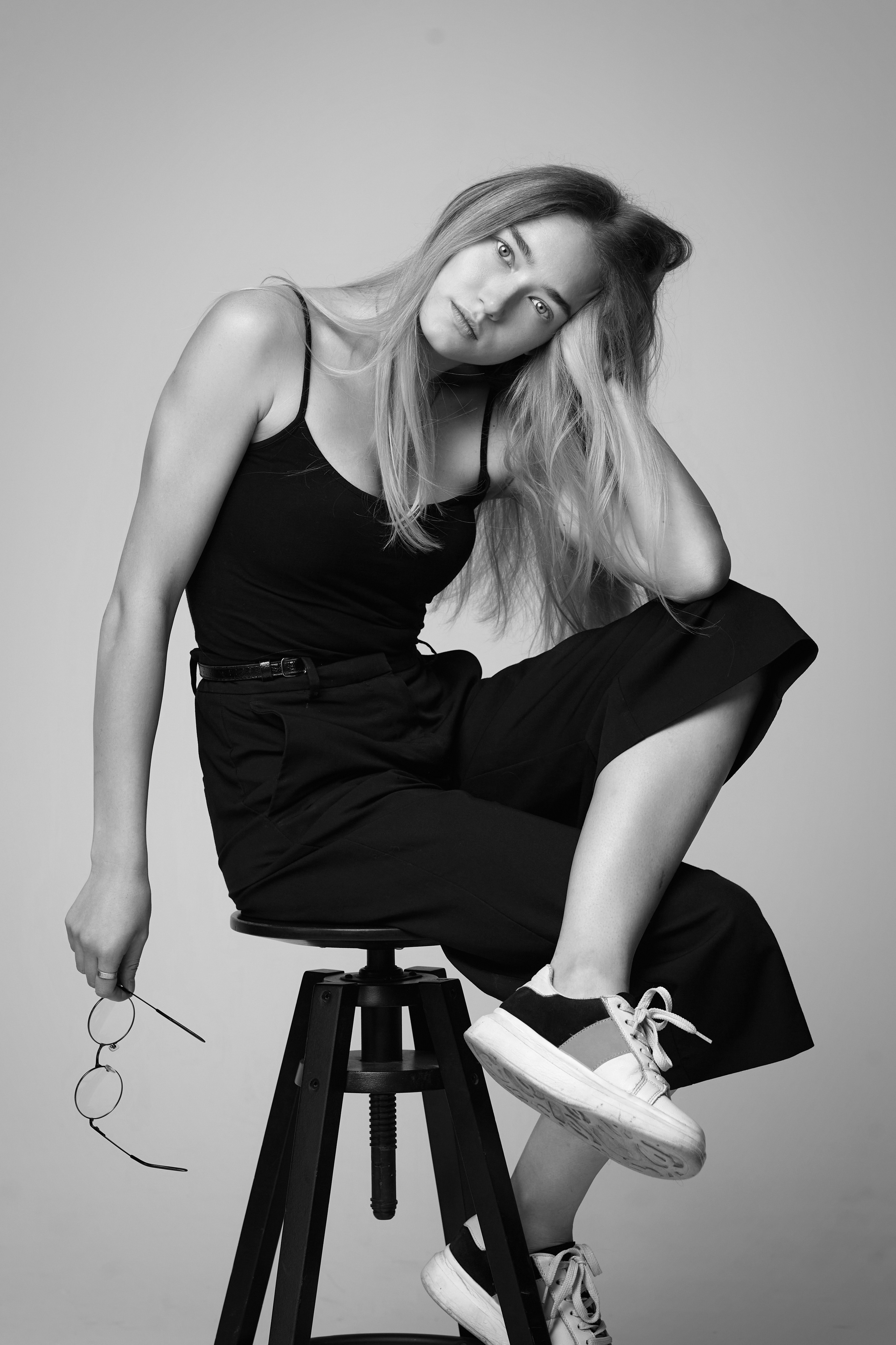 Алиса в студии на светлом фоне, предстает в платье и выглядит просто великолепно.