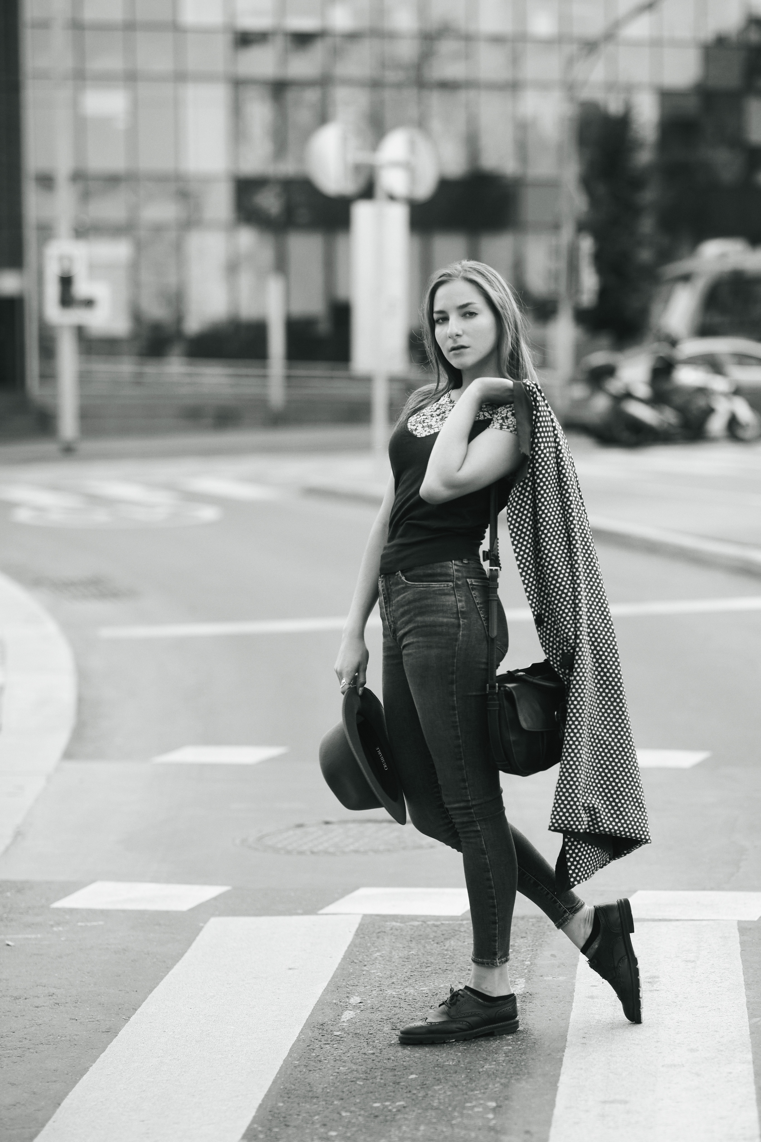 Темноволосая красотка Любовь на фоне городской атмосферы в стильном платье или удобных джинсах.