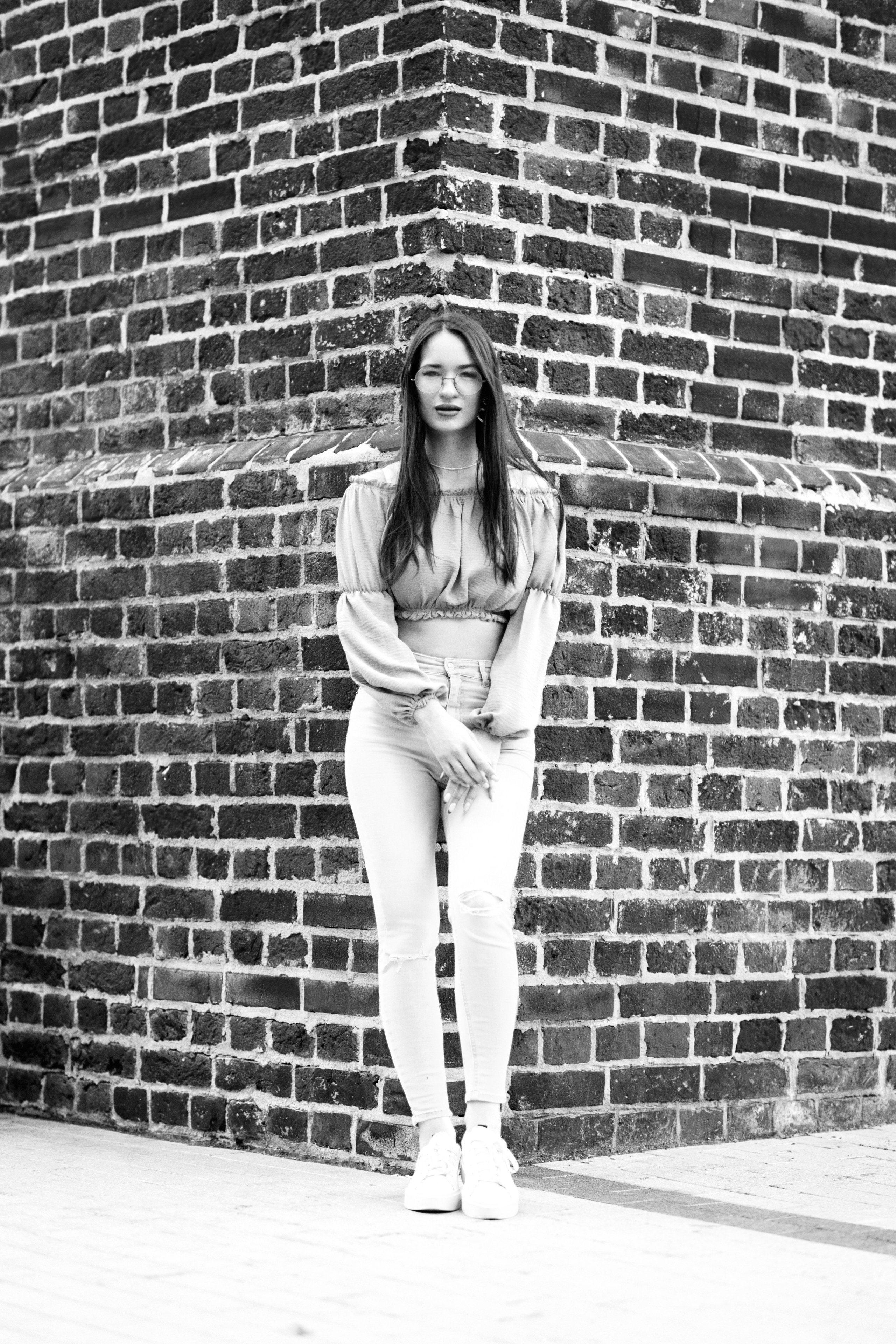 Темноволосая модель Маша на улице города Москвы в наряде на выбор.