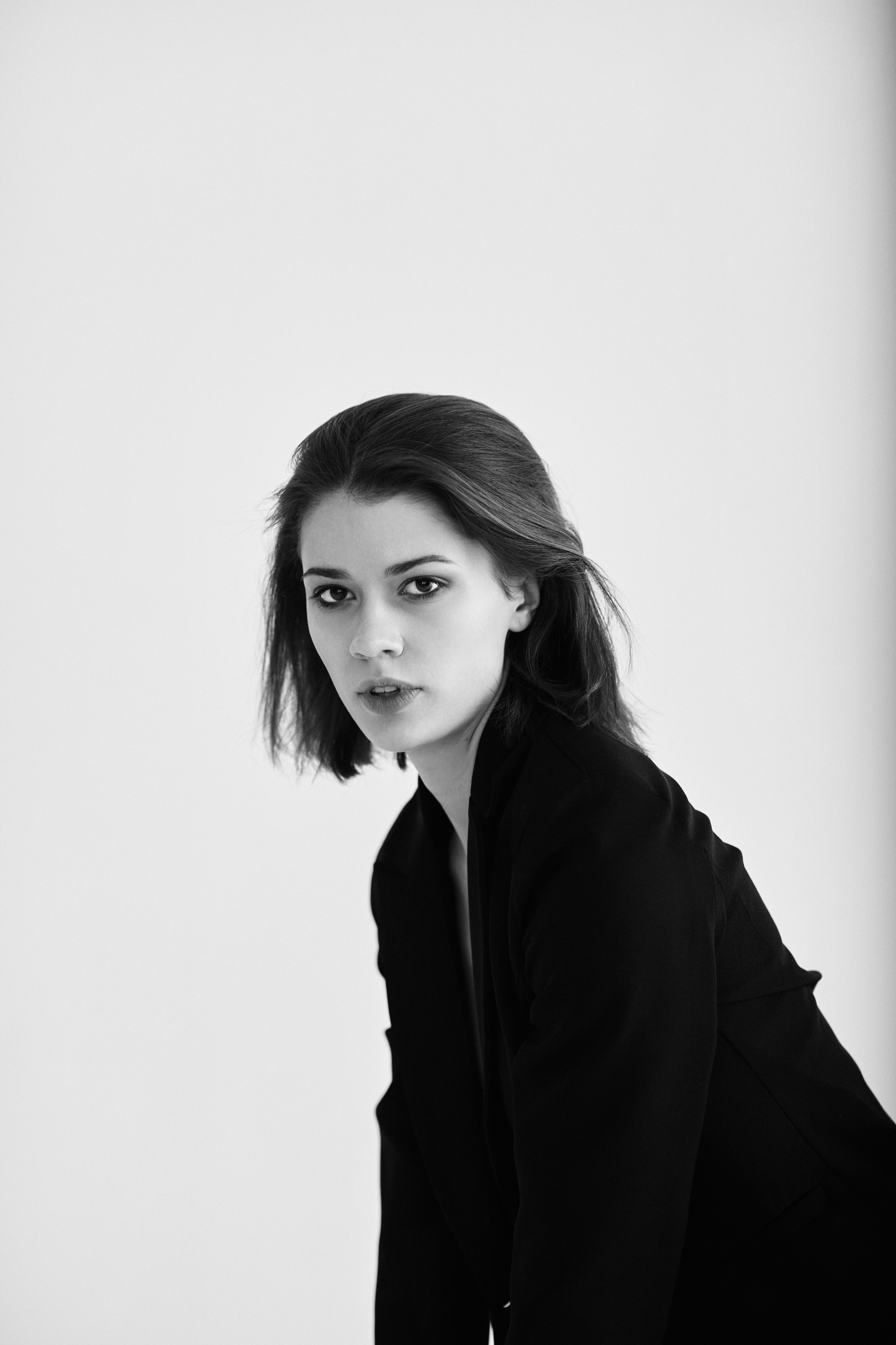 Модель Софья Мисс Тула — 2020 в студии на светлом фоне в костюме, придает образу строгости и серьезности