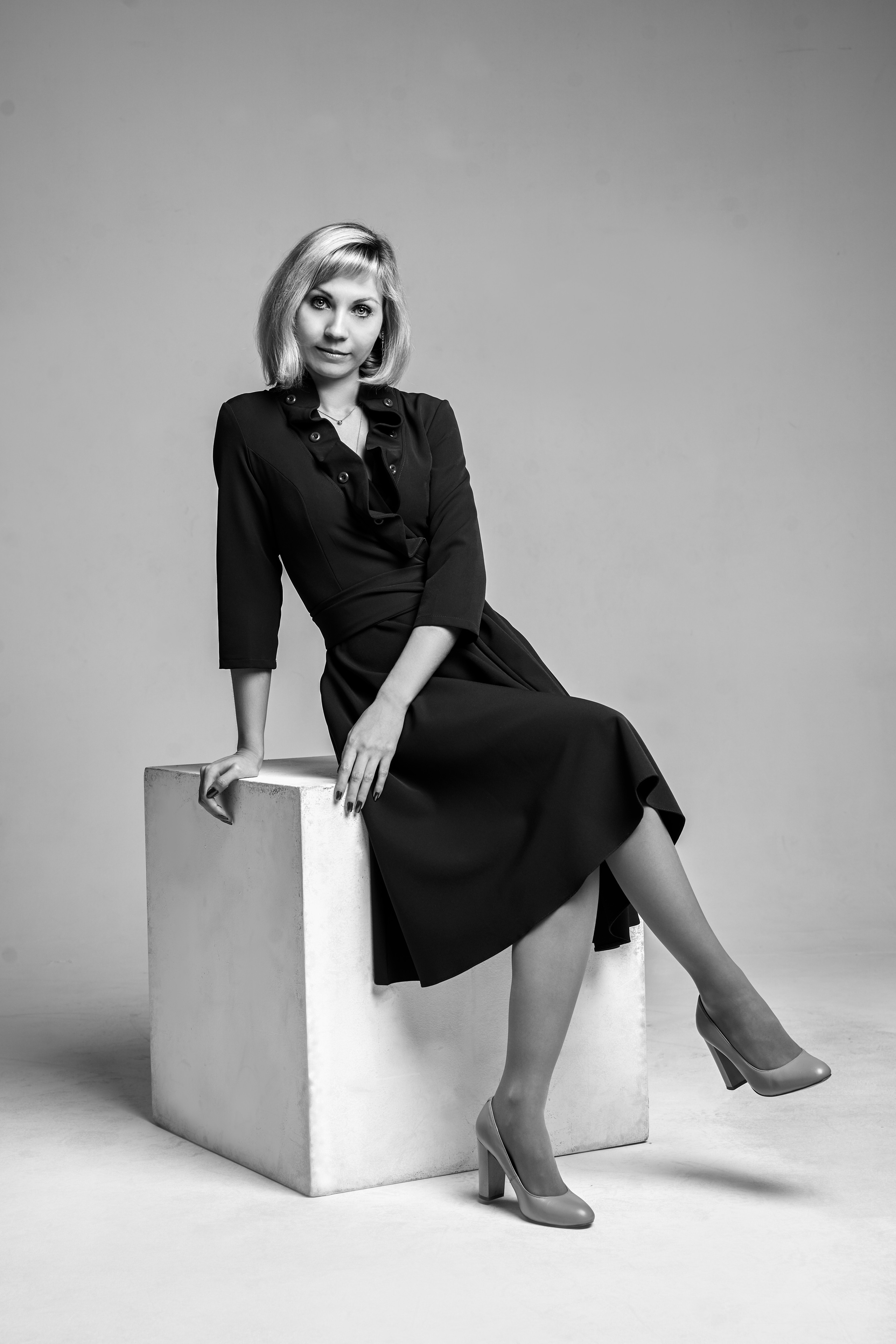 Модель Анастасия с светлыми волосами на светлом фоне в платье