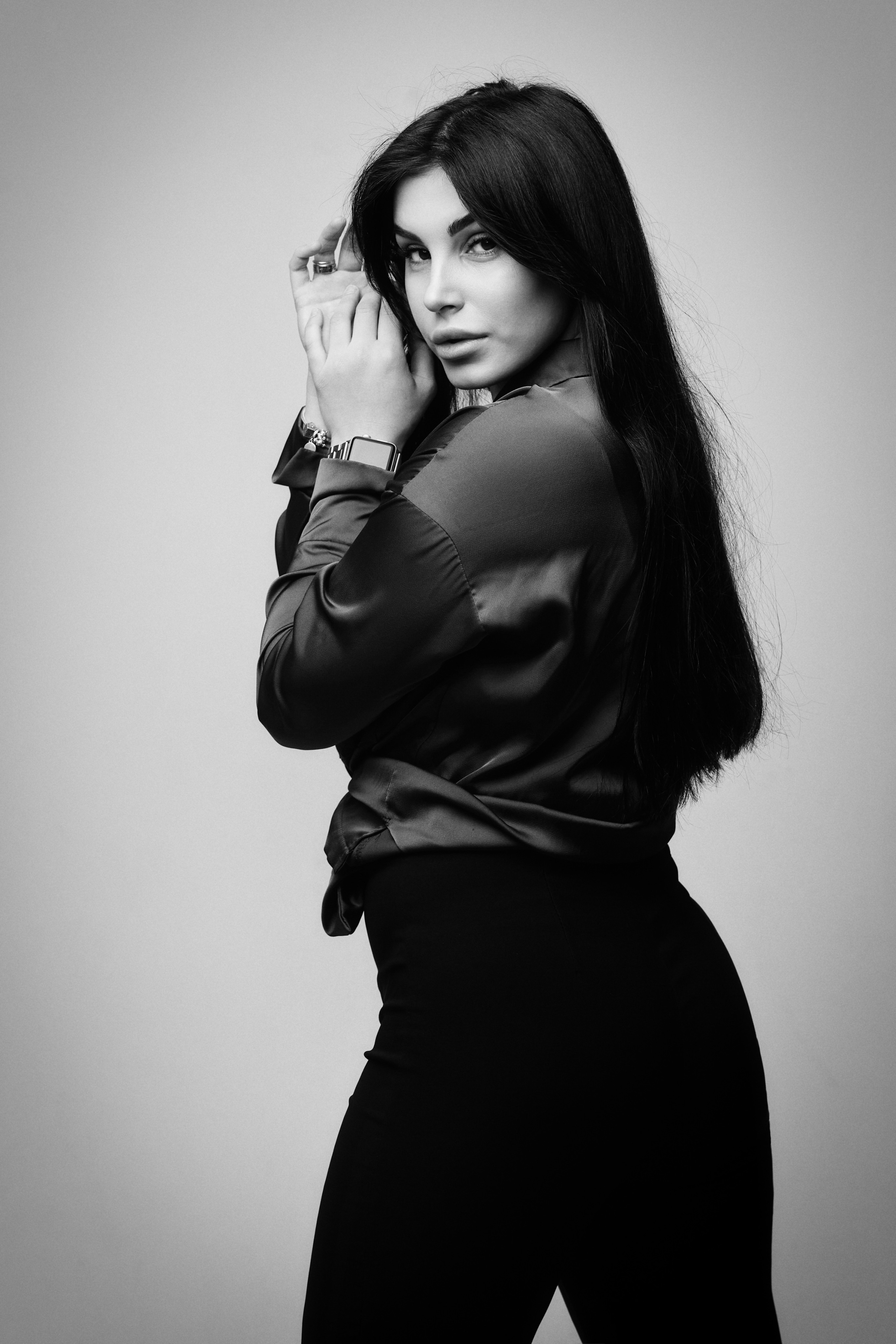 Модель Карина на светлом фоне: красивая и сексуальная, в платье или рубашке, привлекает внимание