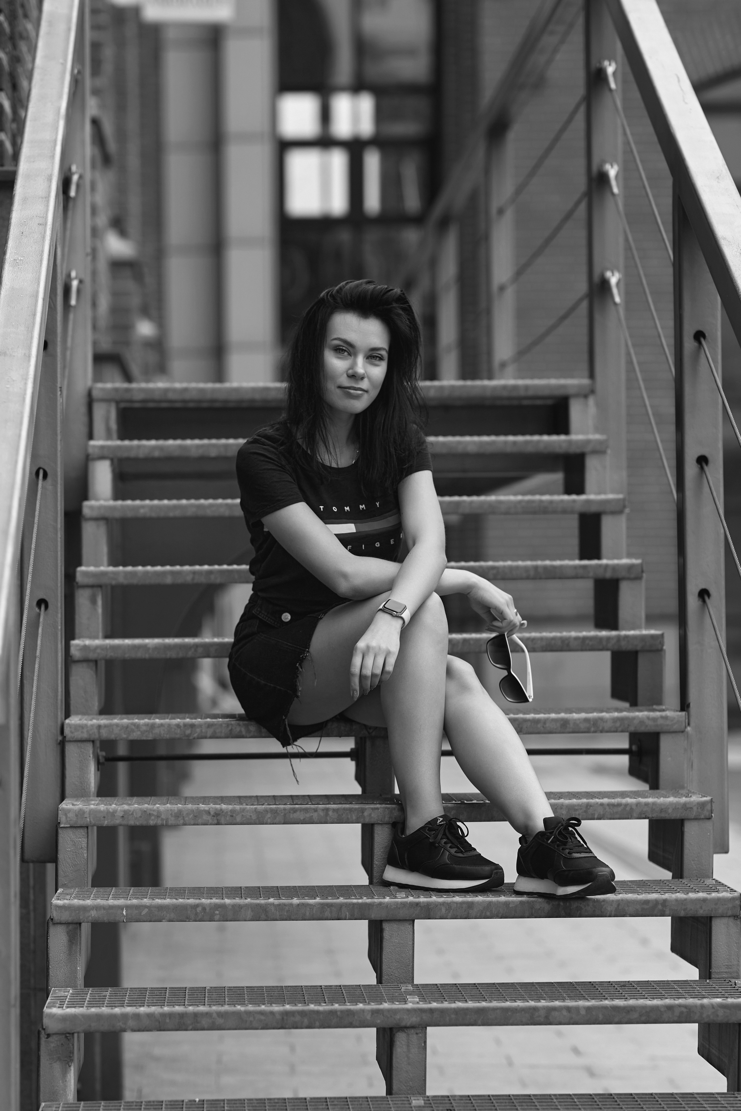 Уличный фотограф из Москвы делает портретные снимки на улице в стиле стрит-фотографии.