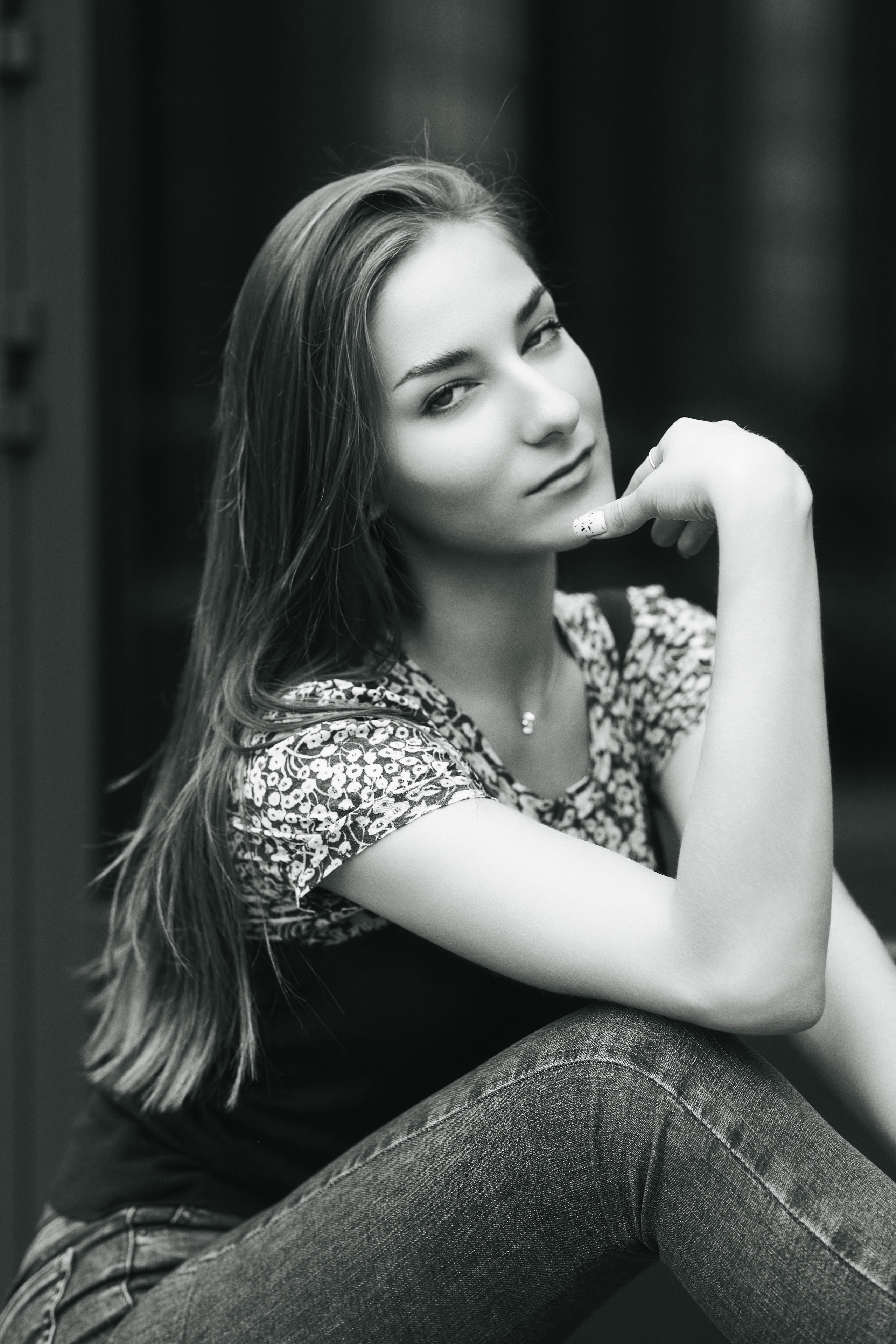 Модель Любовь, темноволосая и очаровательная, на улице в городе в платье или джинсах.