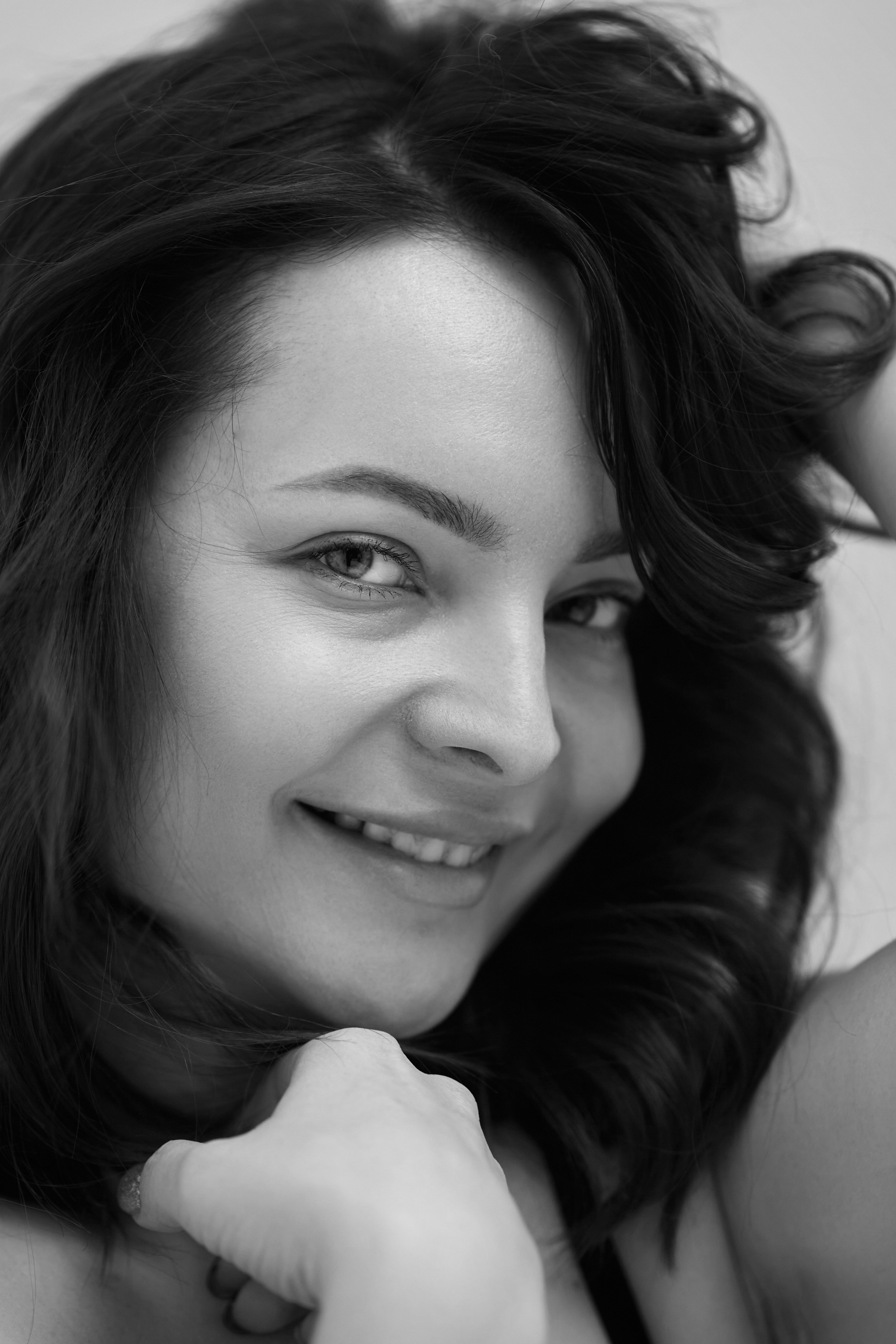 Татьяна в студии, на фоне светлой стены, в светлом платье или рубашке.