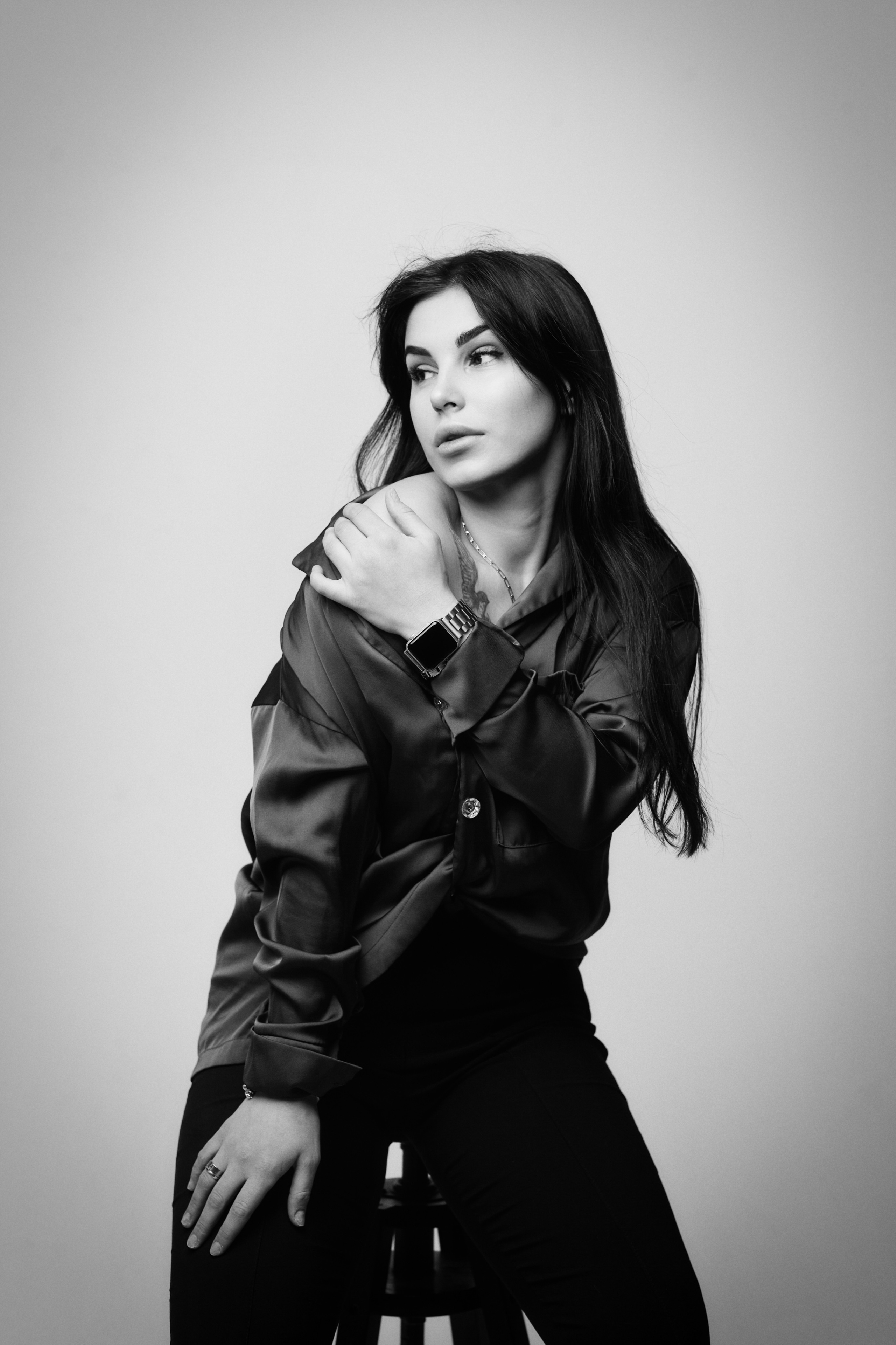 Карина на светлом фоне: красивая и утонченная, в платье или рубашке, приковывает взгляды